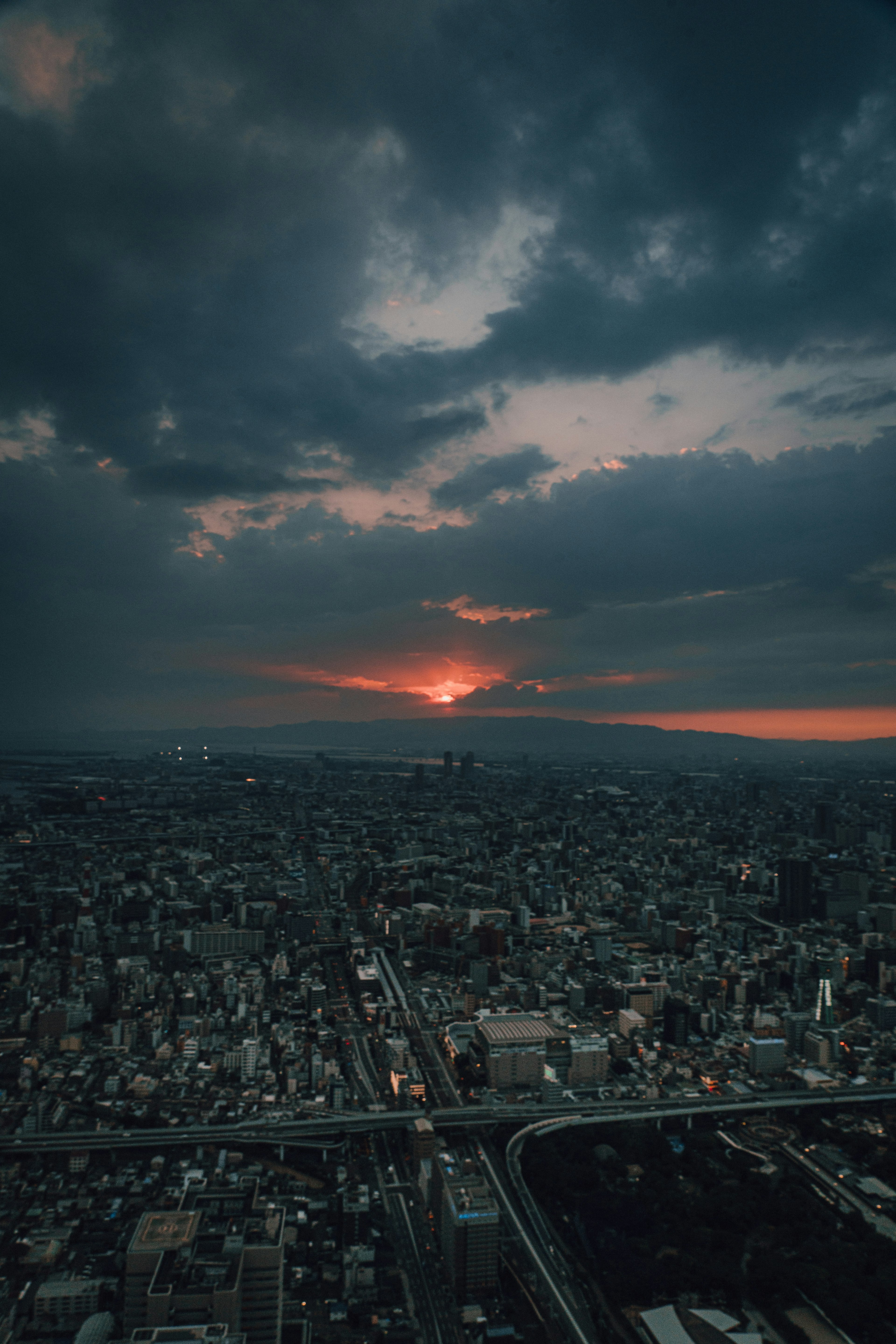 Vue urbaine au coucher du soleil avec ciel nuageux