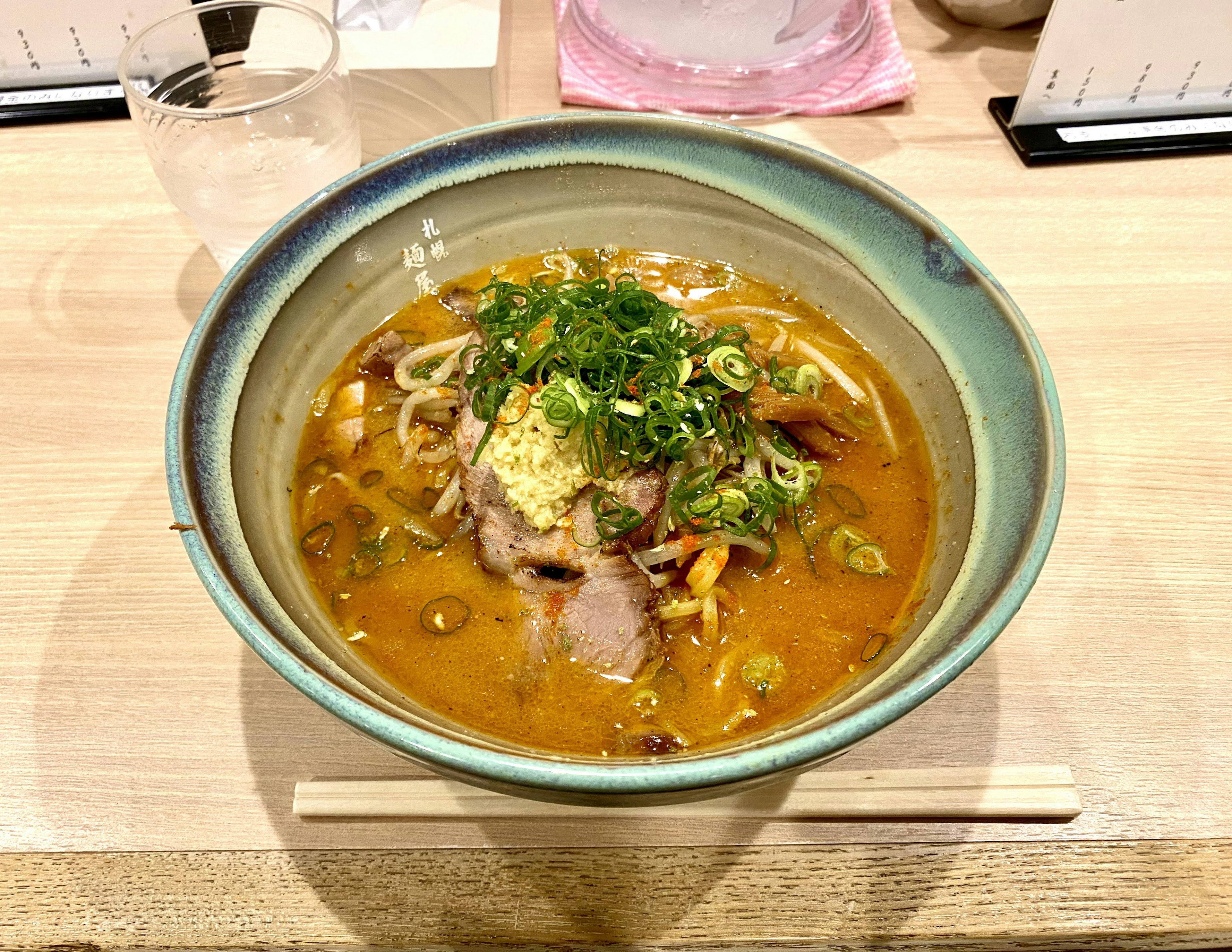 Semangkuk ramen lezat dengan kaldu dan berbagai topping