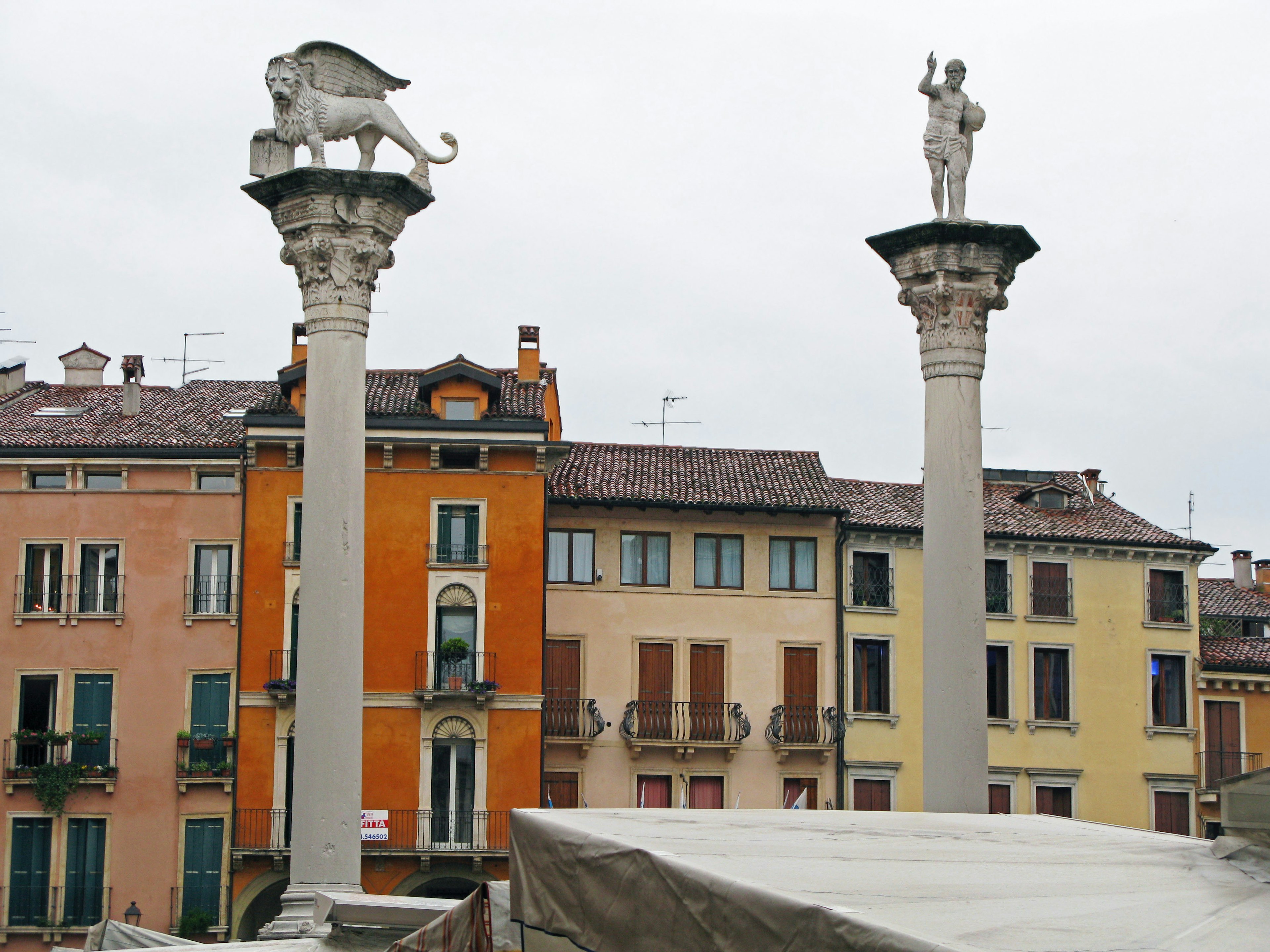 Colonnes avec sculptures de lion et de figure humaine dans la place de Vérone