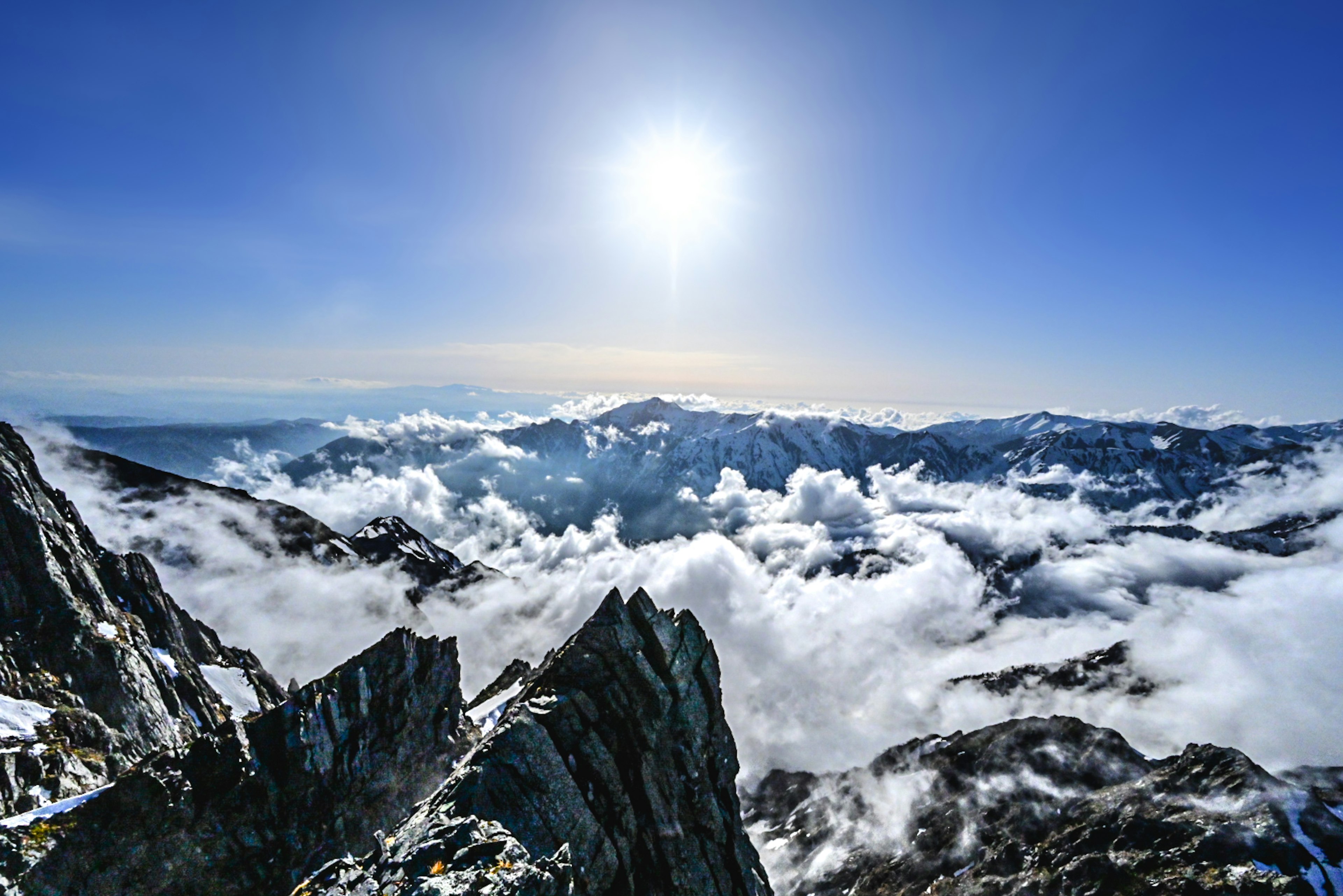 Mer de nuages majestueuse et lumière du soleil depuis le sommet de la montagne