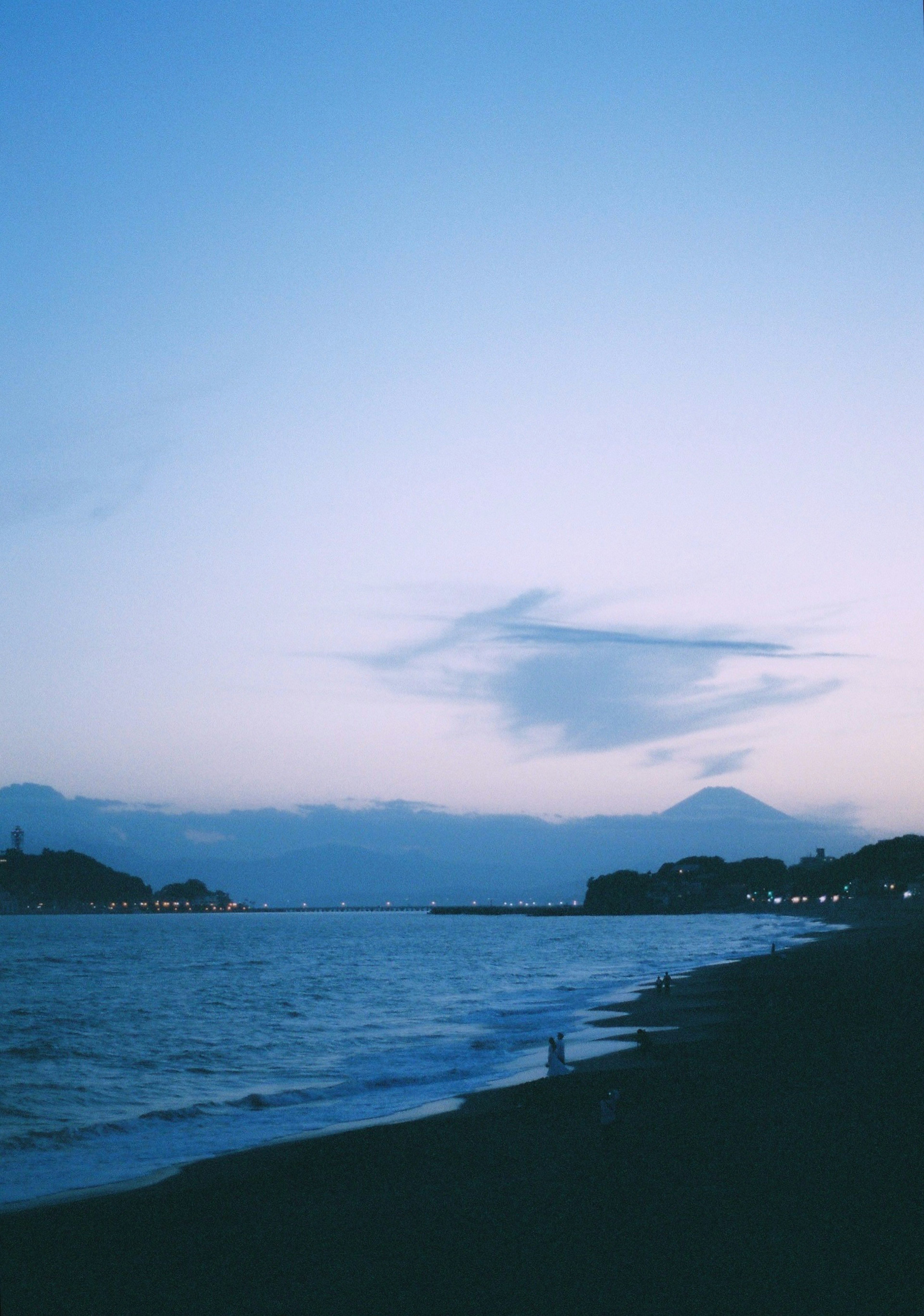 海と空の美しい風景 夕暮れの青い空と雲が漂う