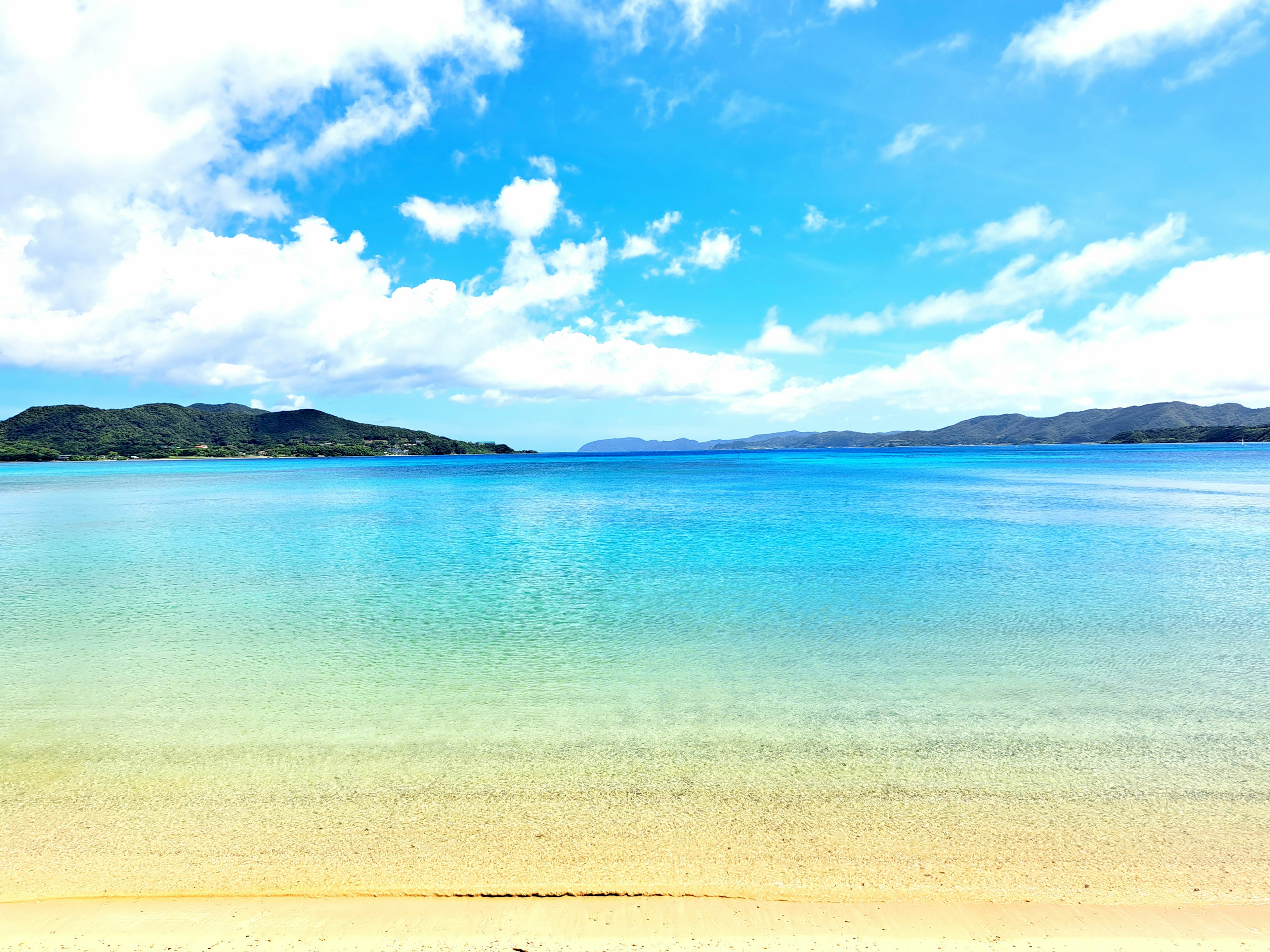 ทิวทัศน์ที่สวยงามกับมหาสมุทรสีน้ำเงินและชายหาดทรายขาว