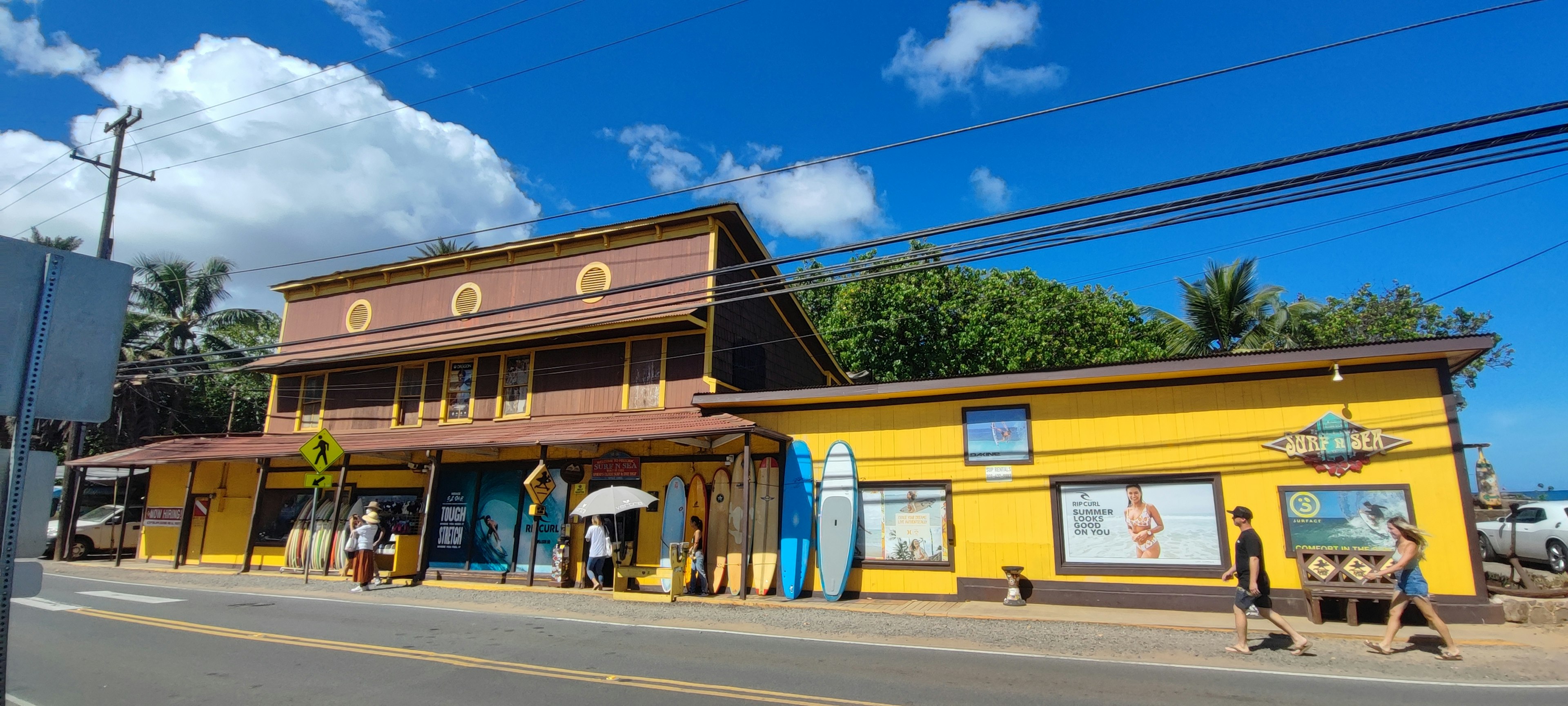 Bunte Gebäude unter blauem Himmel in einer Straßenszene