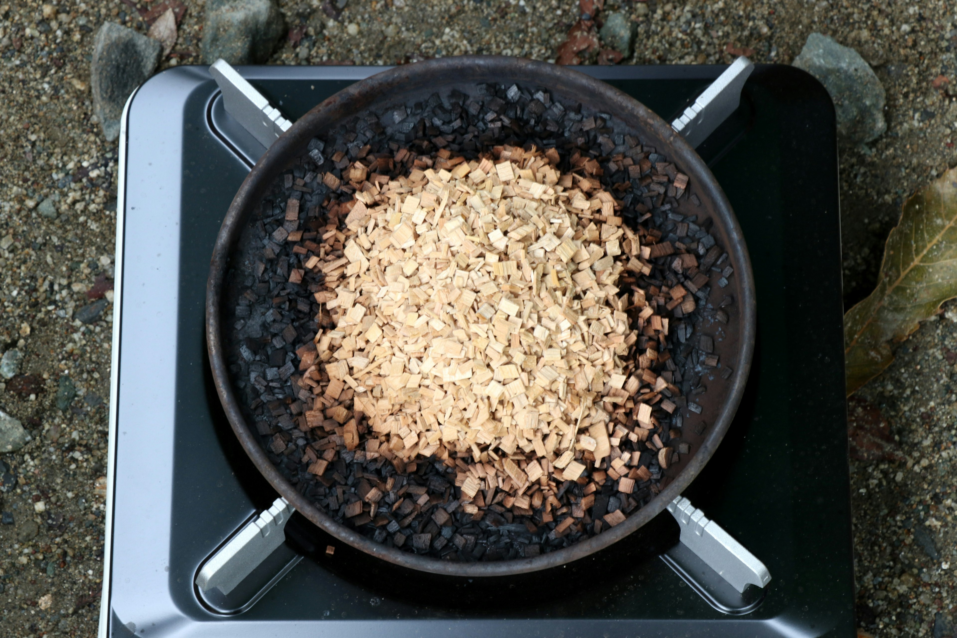 Olla quemada con granos tostados dentro