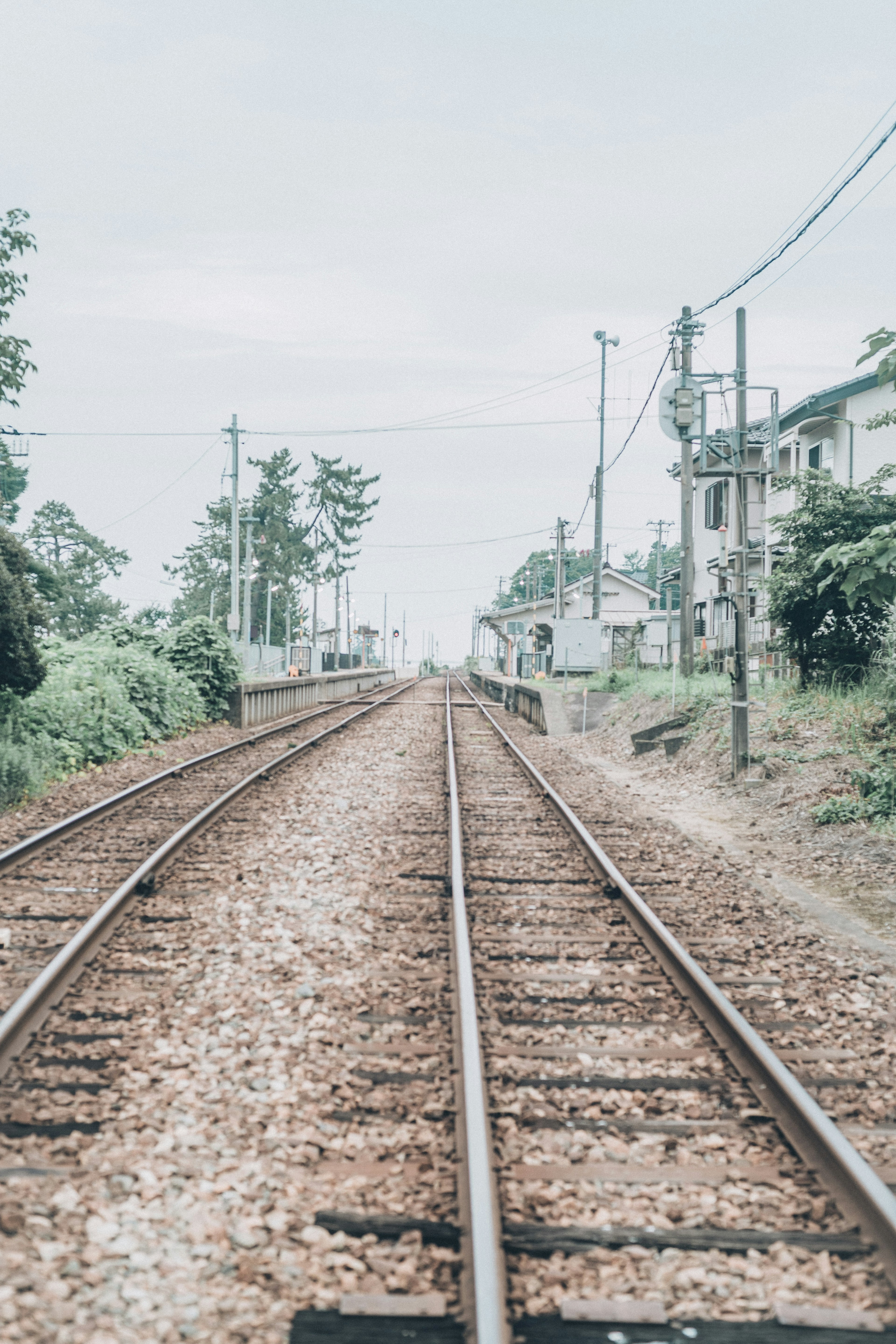 Pemandangan rel kereta api pedesaan yang tenang rel yang membentang jauh