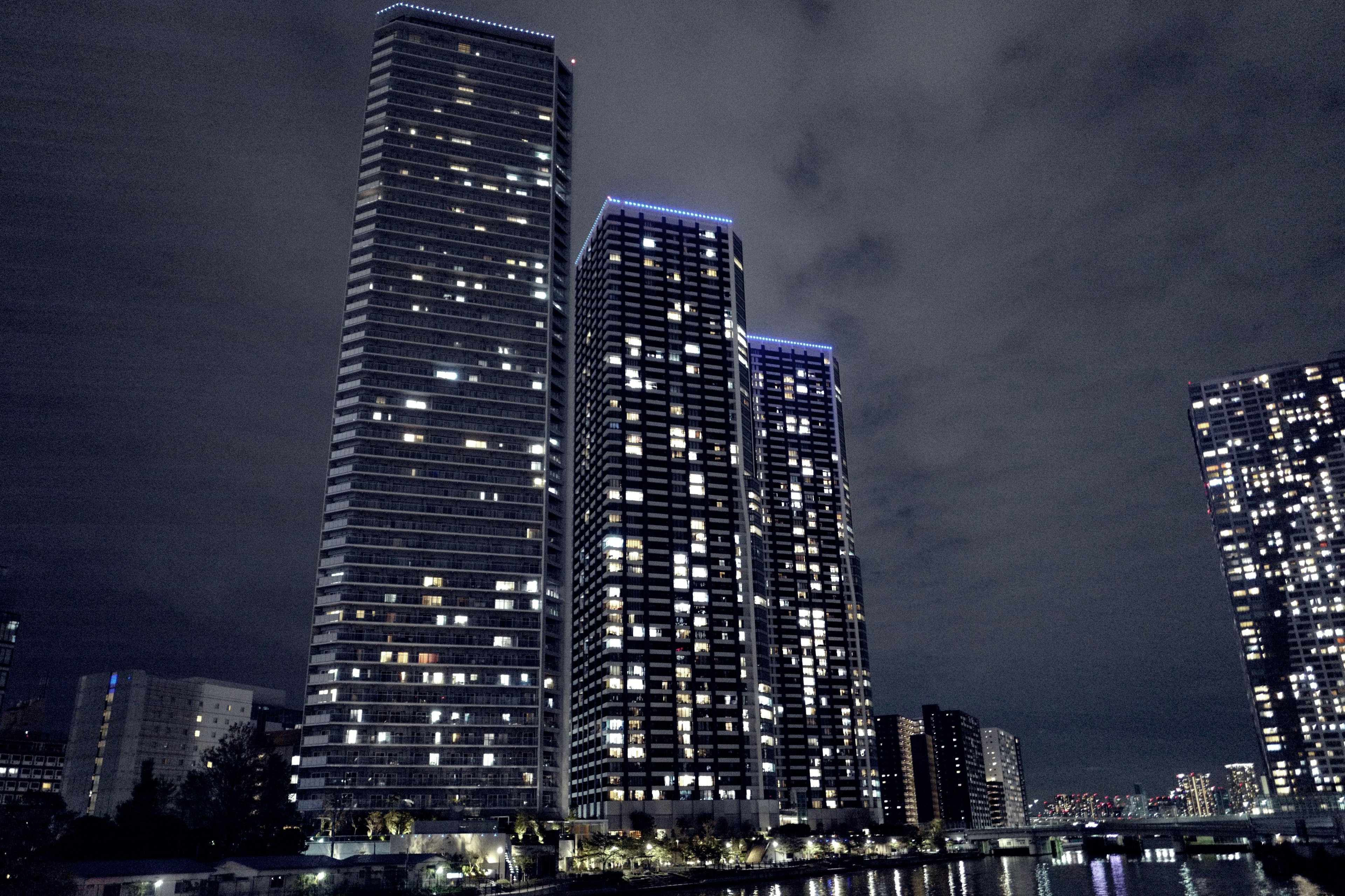 Vue nocturne de gratte-ciel avec fenêtres illuminées