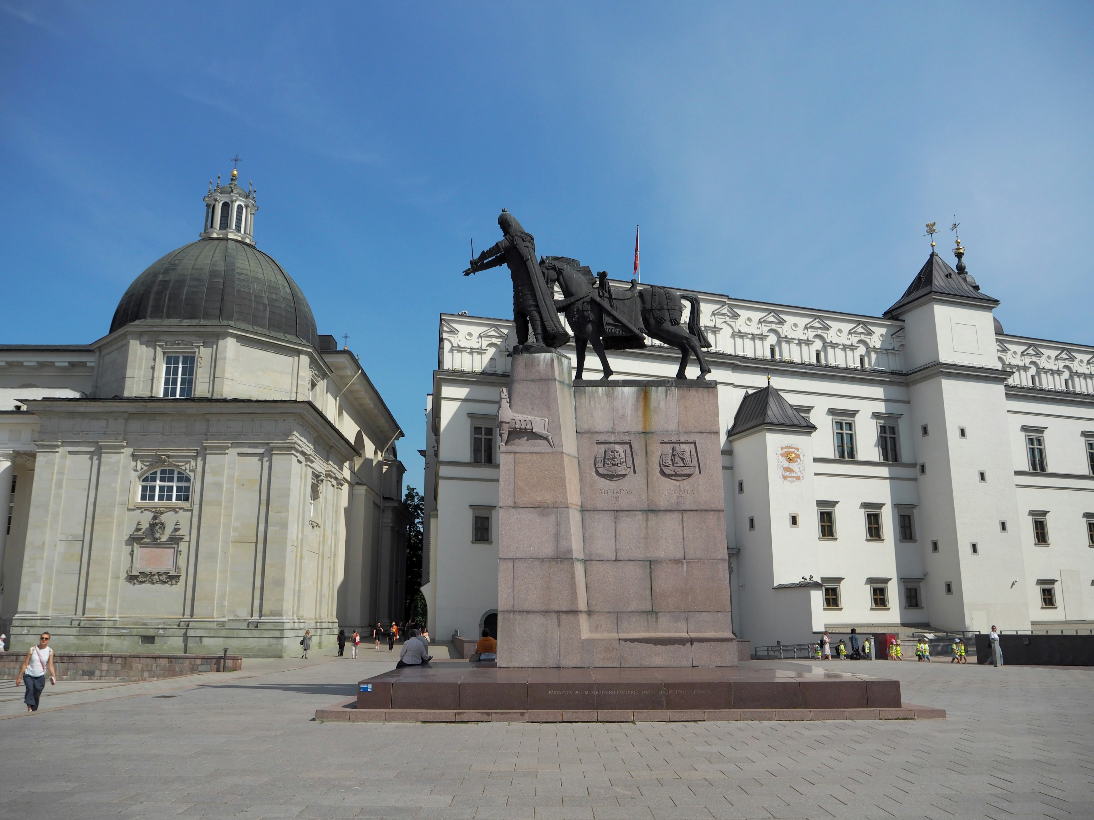 Statua di un cavallo in una piazza con edifici storici