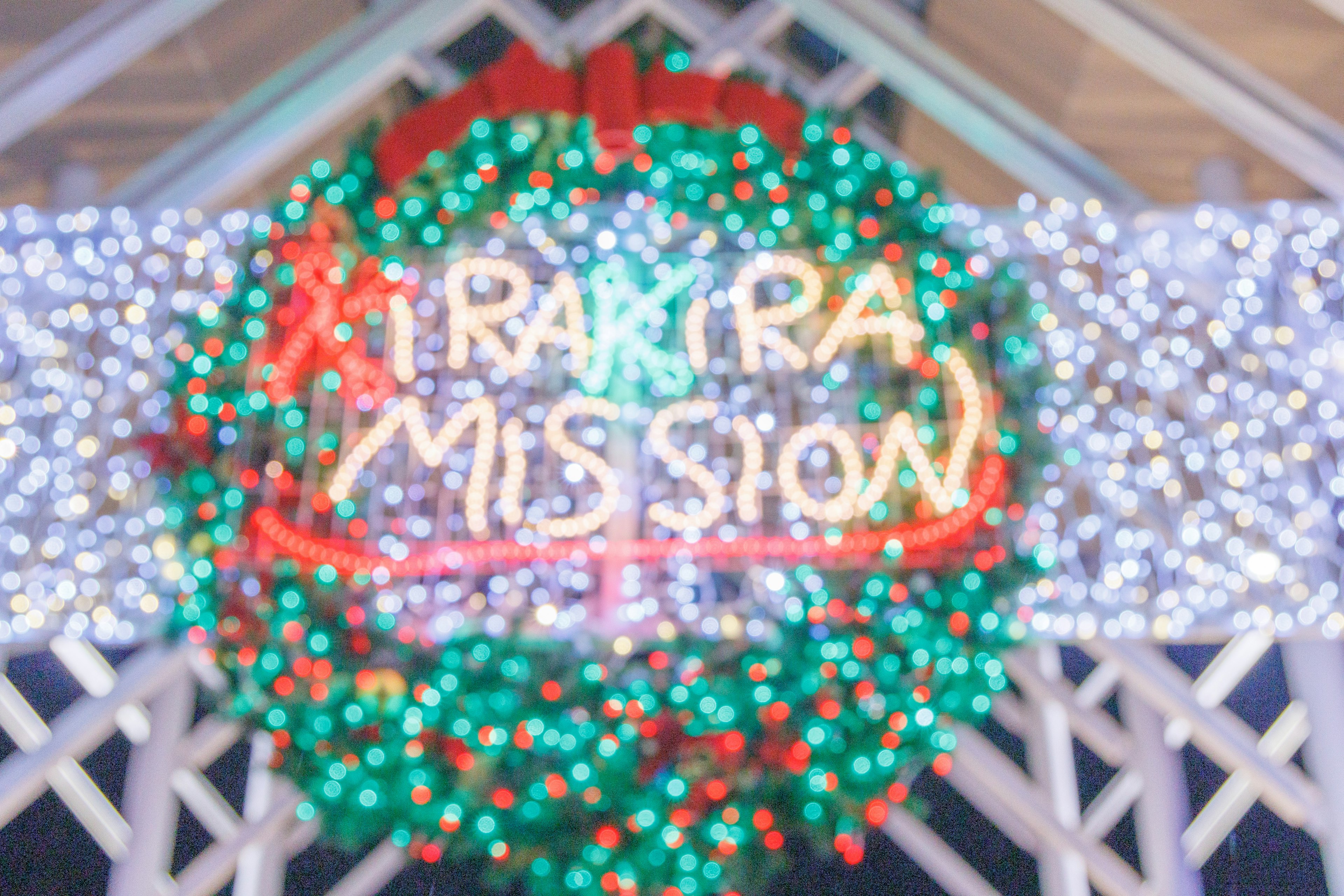 Decoraciones navideñas con el texto RAK RA MISSION iluminado