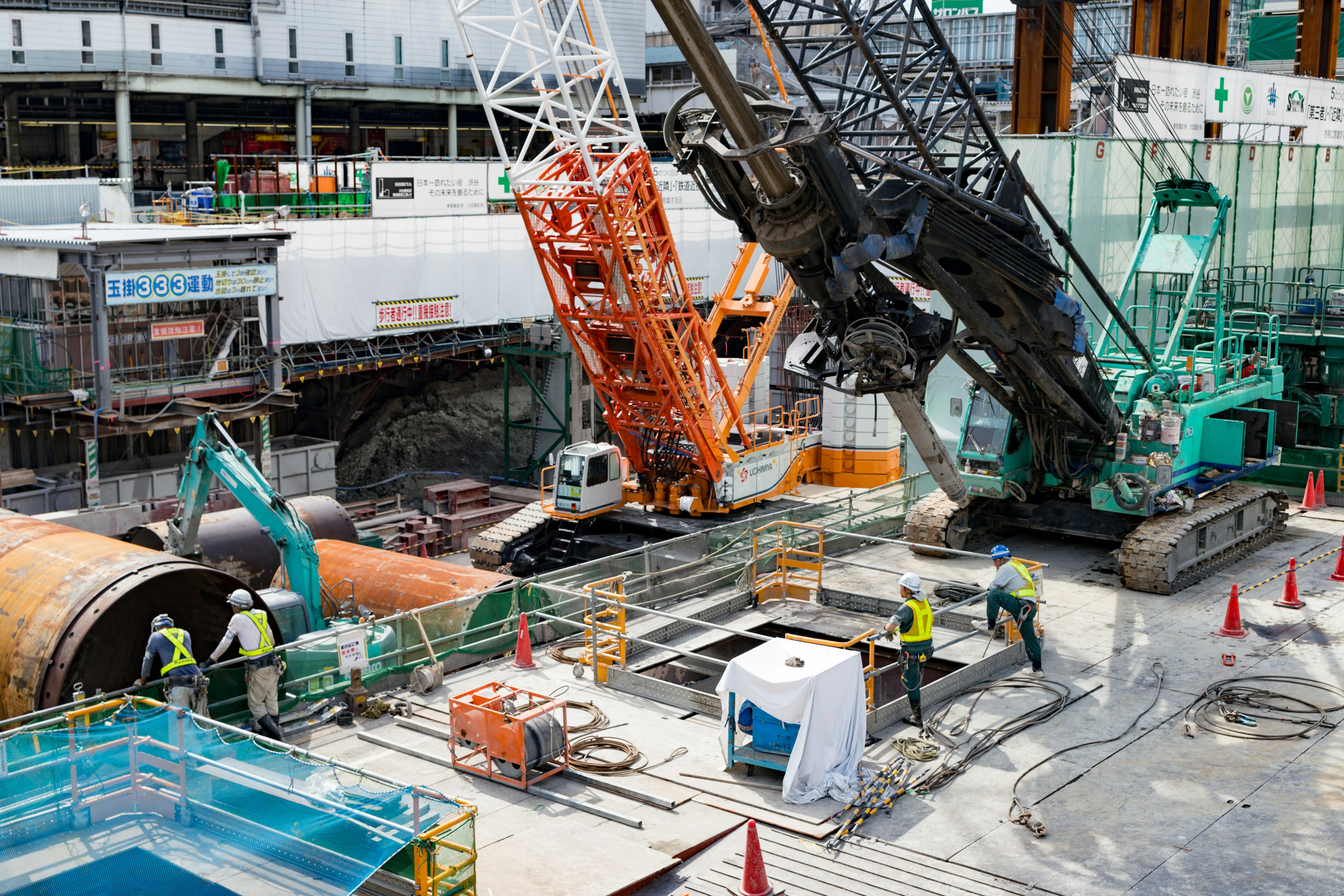 Cantiere di costruzione con macchinari pesanti e operai