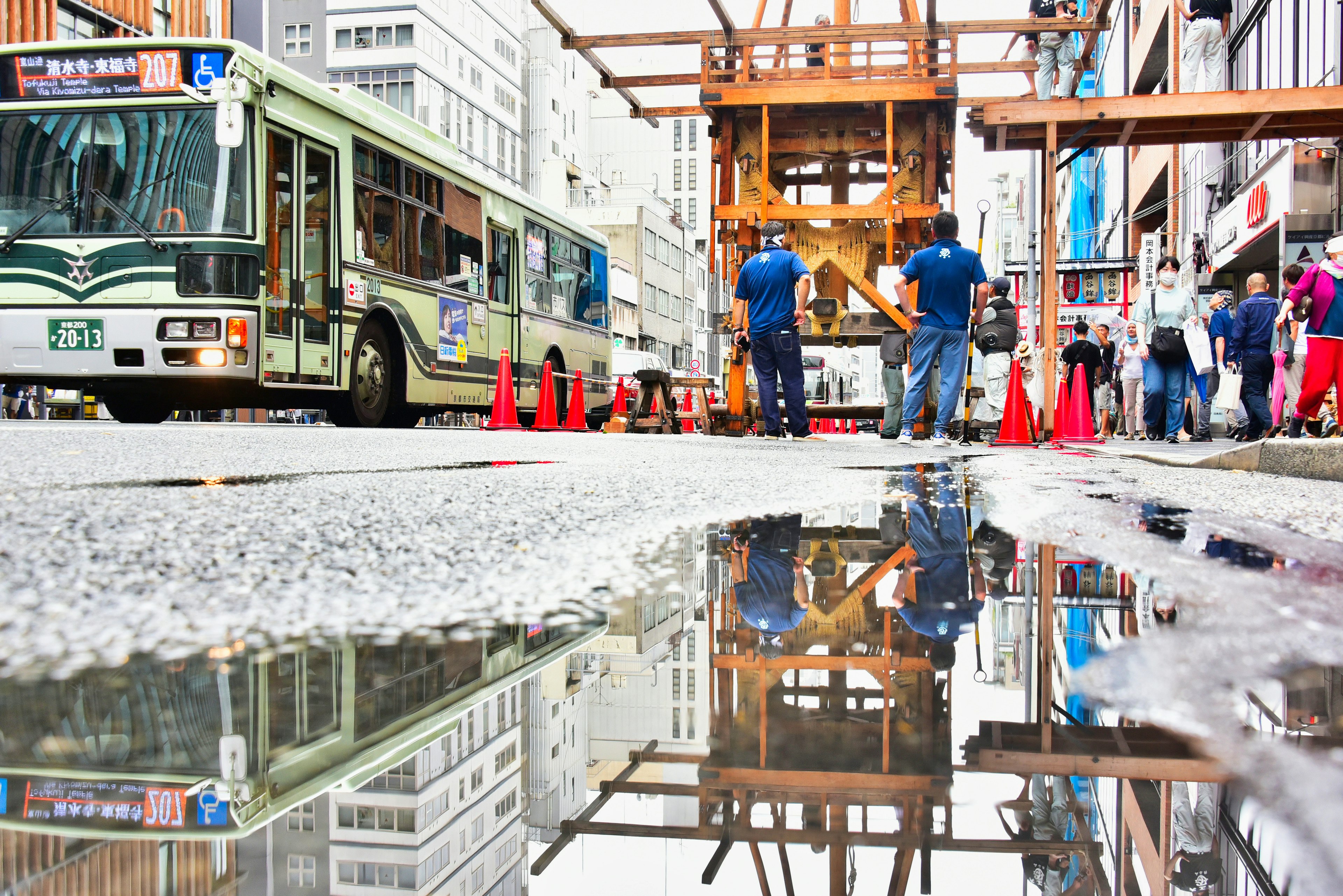 Lokasi konstruksi dengan refleksi bus di genangan air