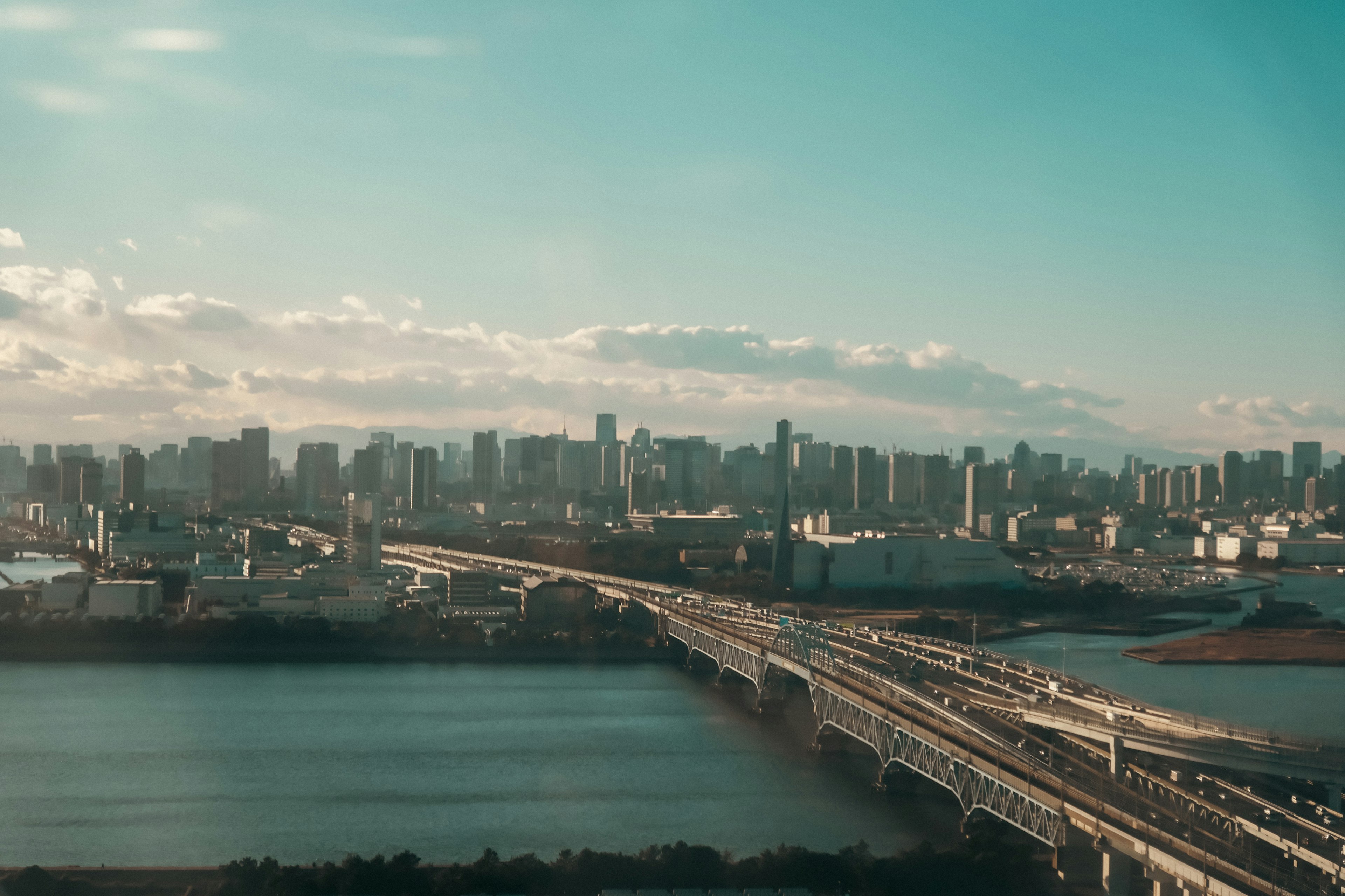 Skyline della città con un ponte sotto un cielo blu chiaro