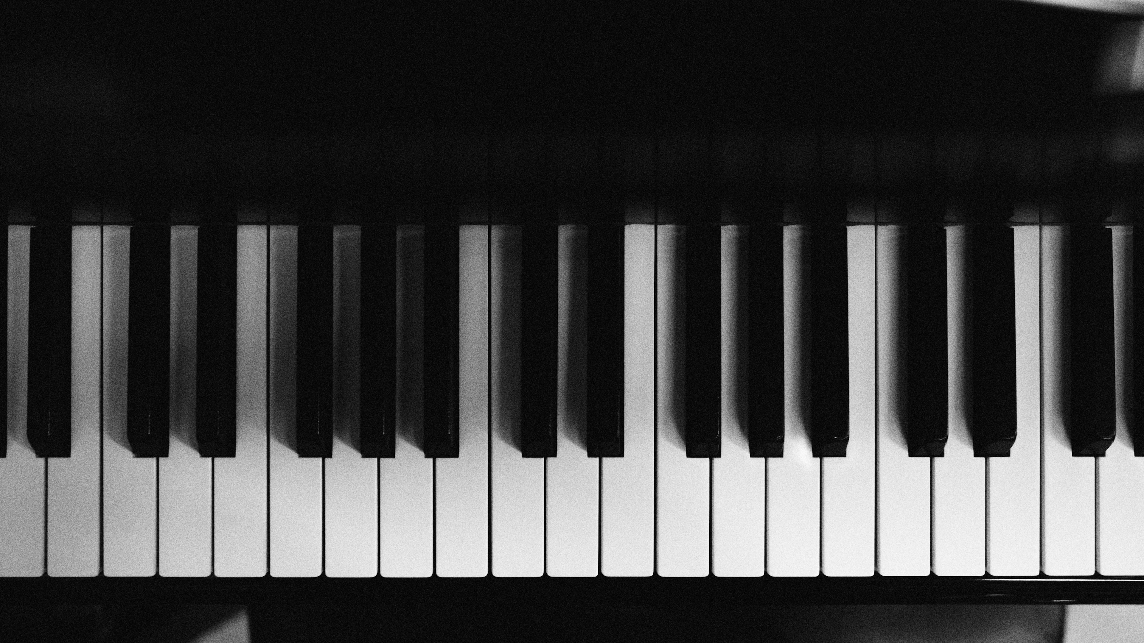 Vista dall'alto di una tastiera di pianoforte bianca e nera