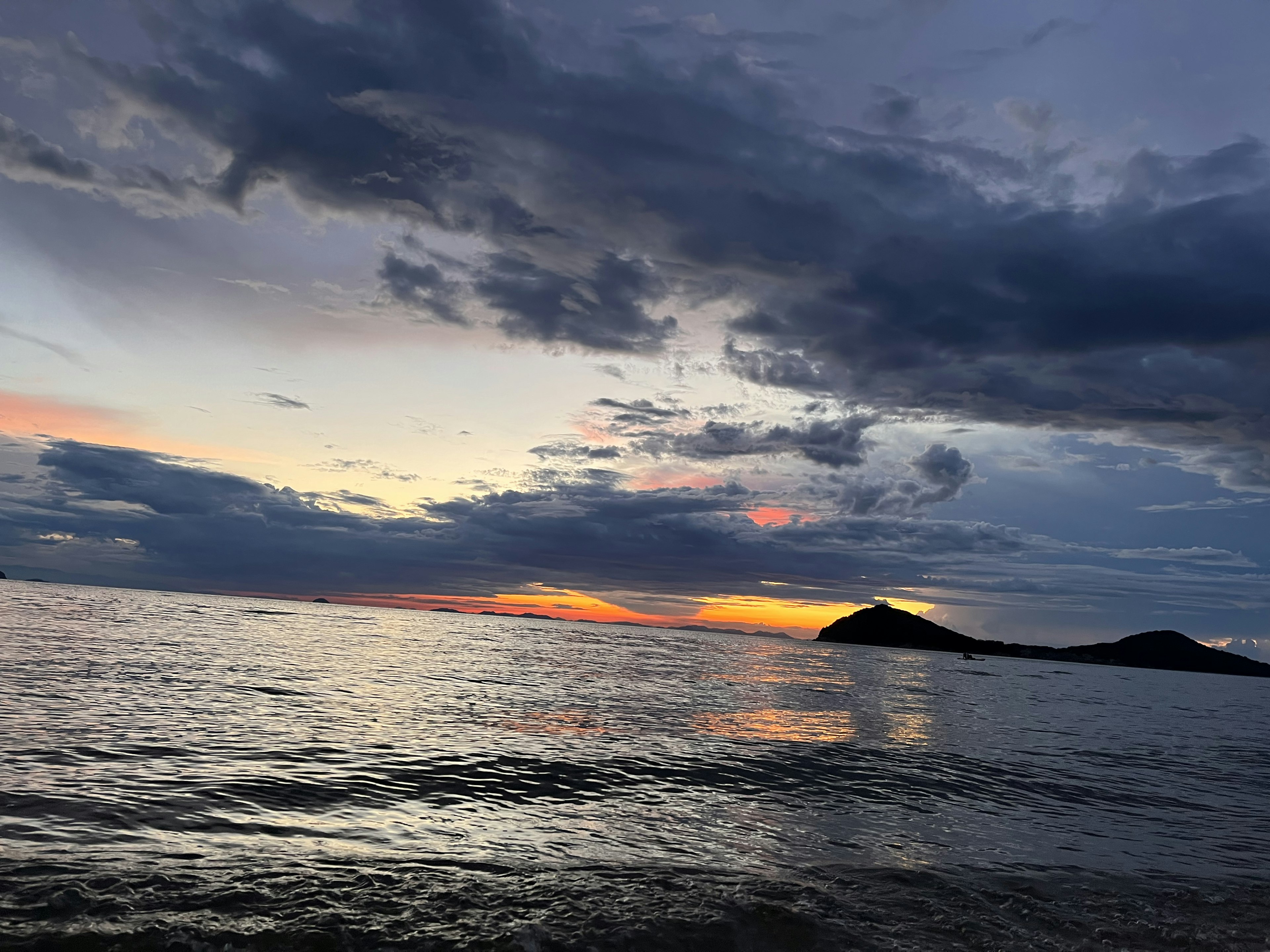 Magnifique paysage maritime au coucher du soleil avec des nuages dramatiques