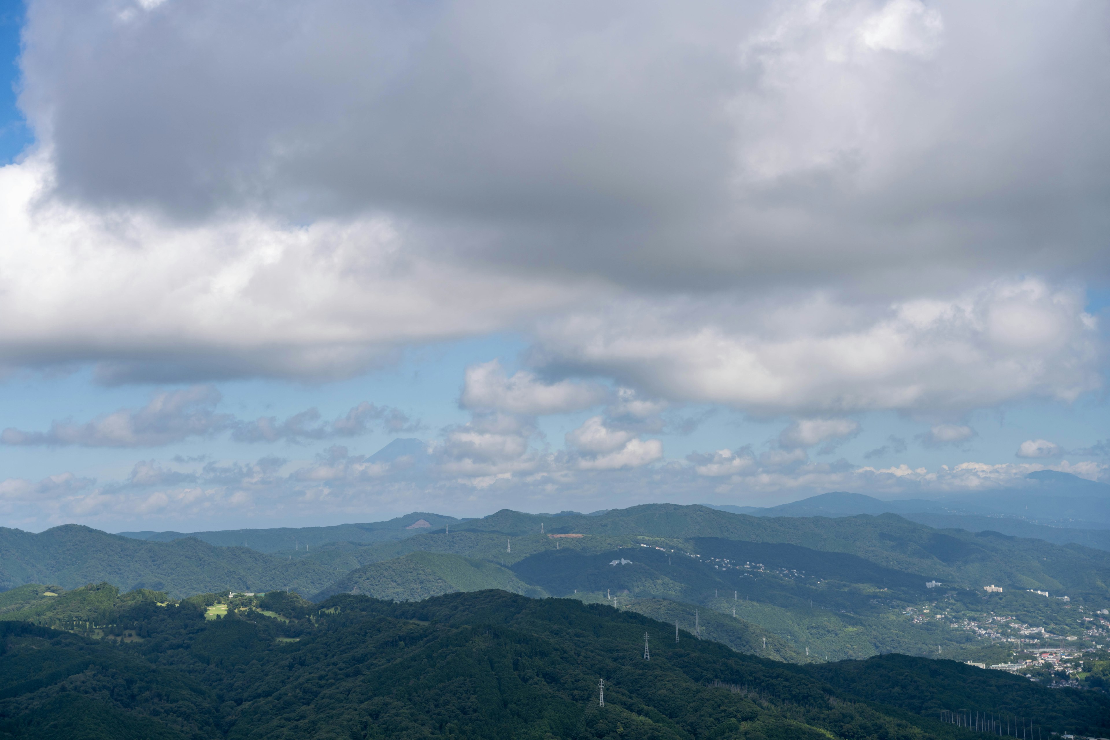 Vue panoramique des montagnes sous un ciel bleu avec des nuages