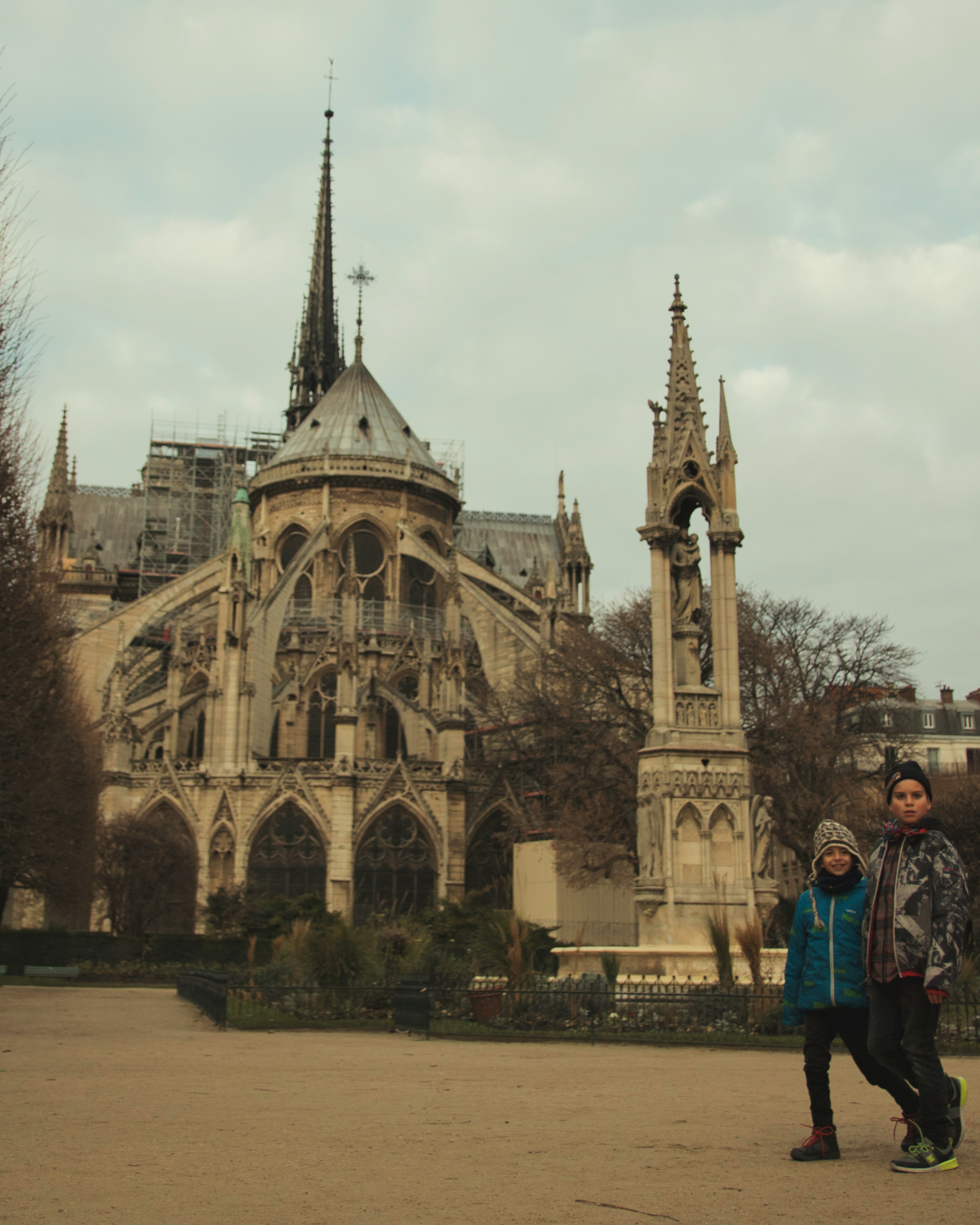 Dos niños caminando frente a la catedral de Notre-Dame con su impresionante arquitectura