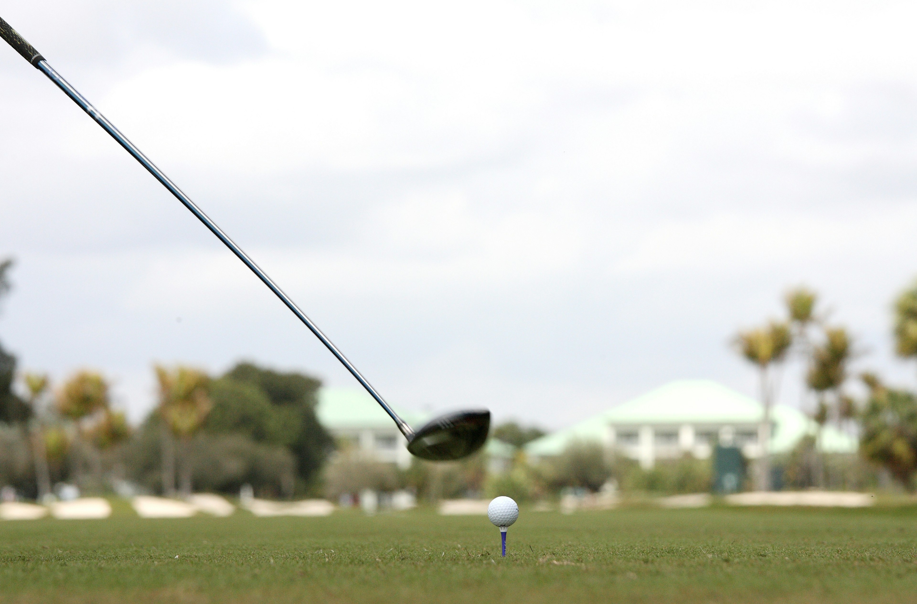 Club de golf prêt à frapper une balle sur un tee