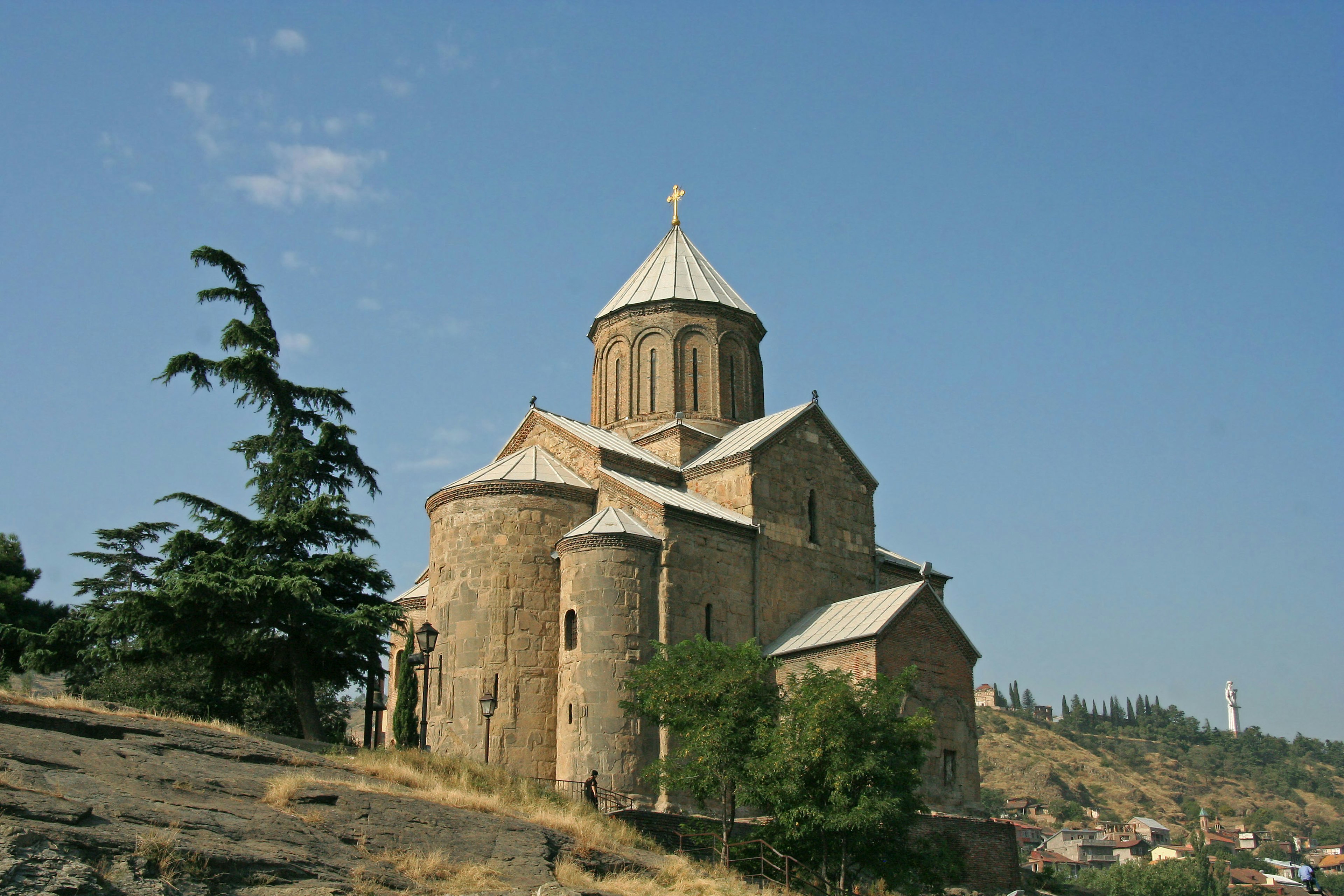 Edificio religioso in pietra sotto un cielo blu