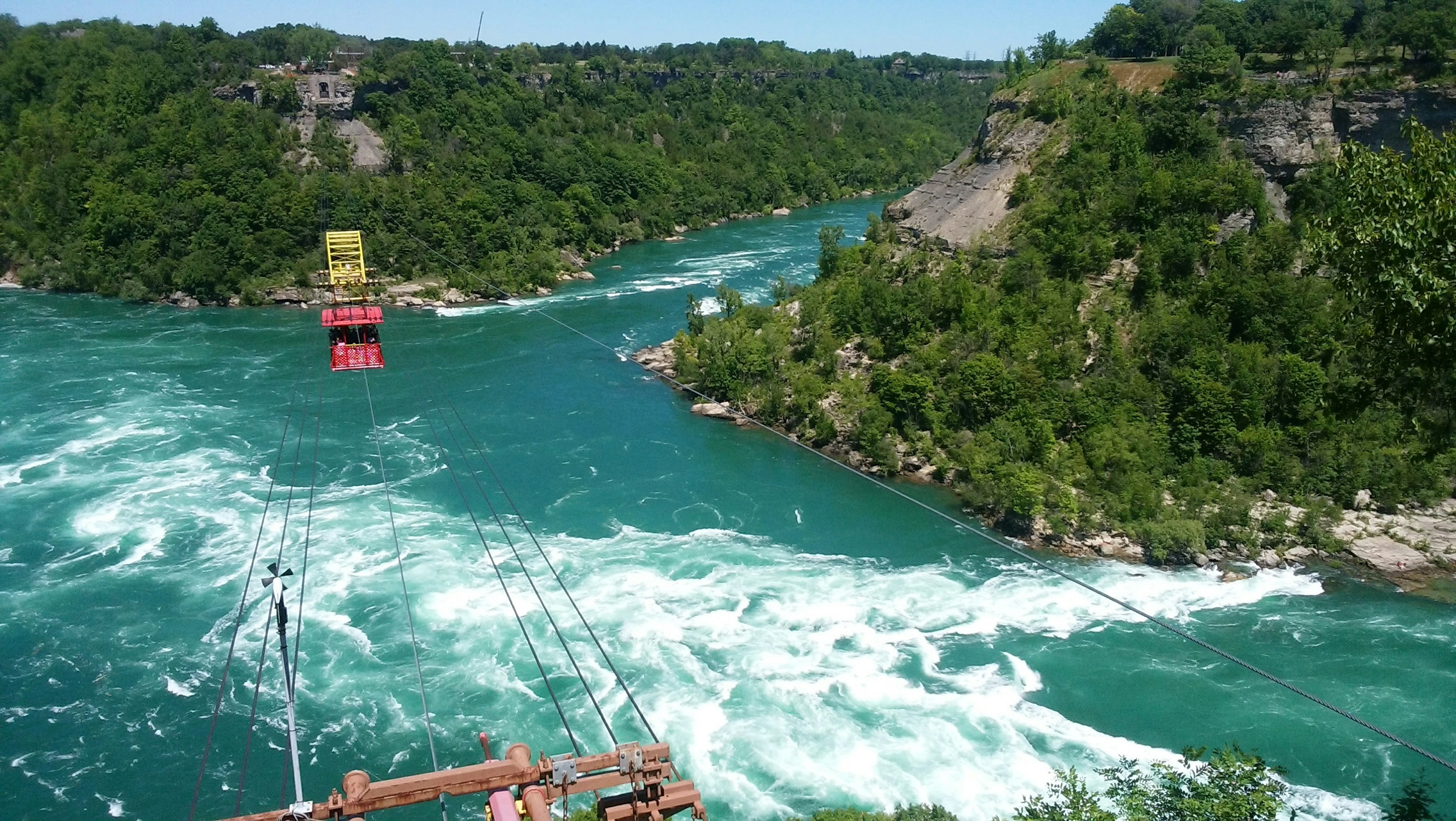 Pemandangan Sungai Niagara dengan tepi hijau subur dan arus putih