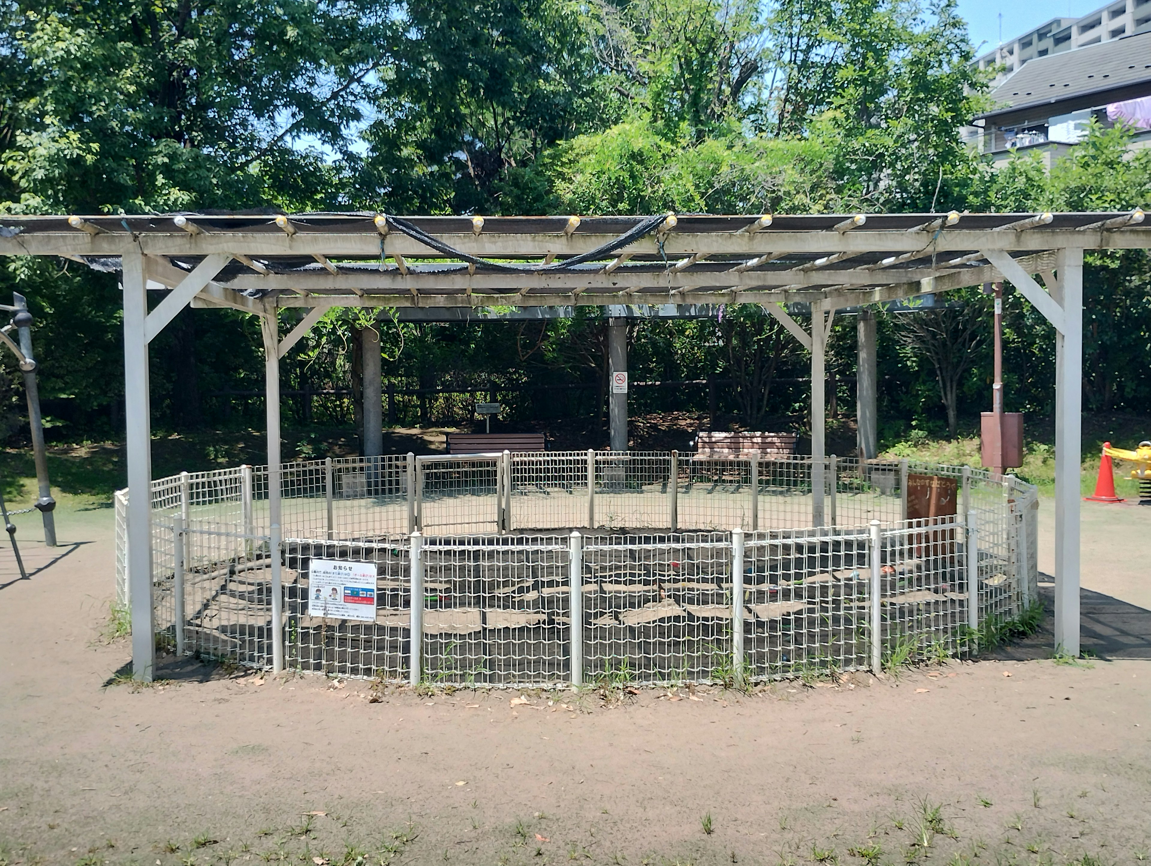 公園內的圓形圍籬和木質屋頂