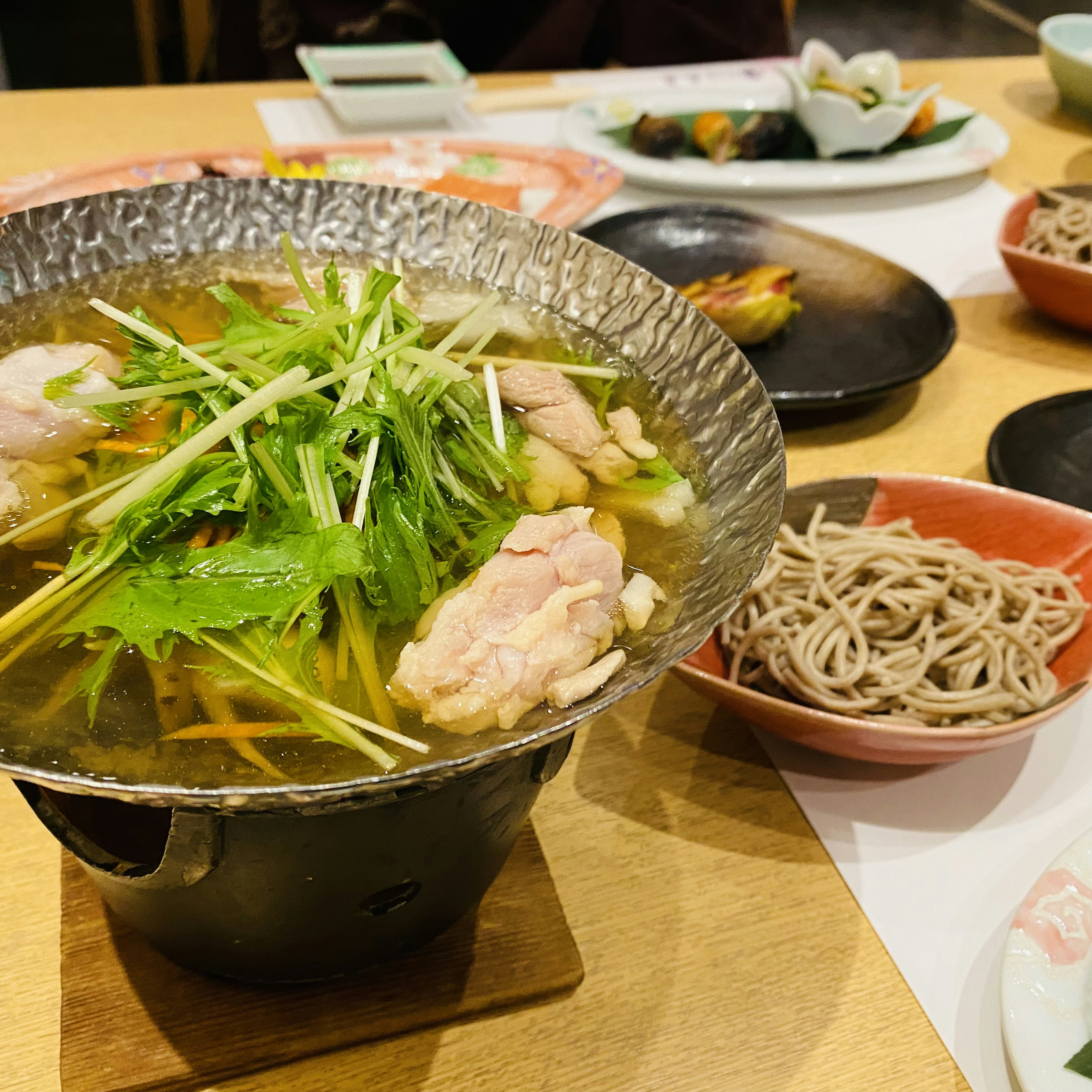 鍋料理とそばのある日本の食卓