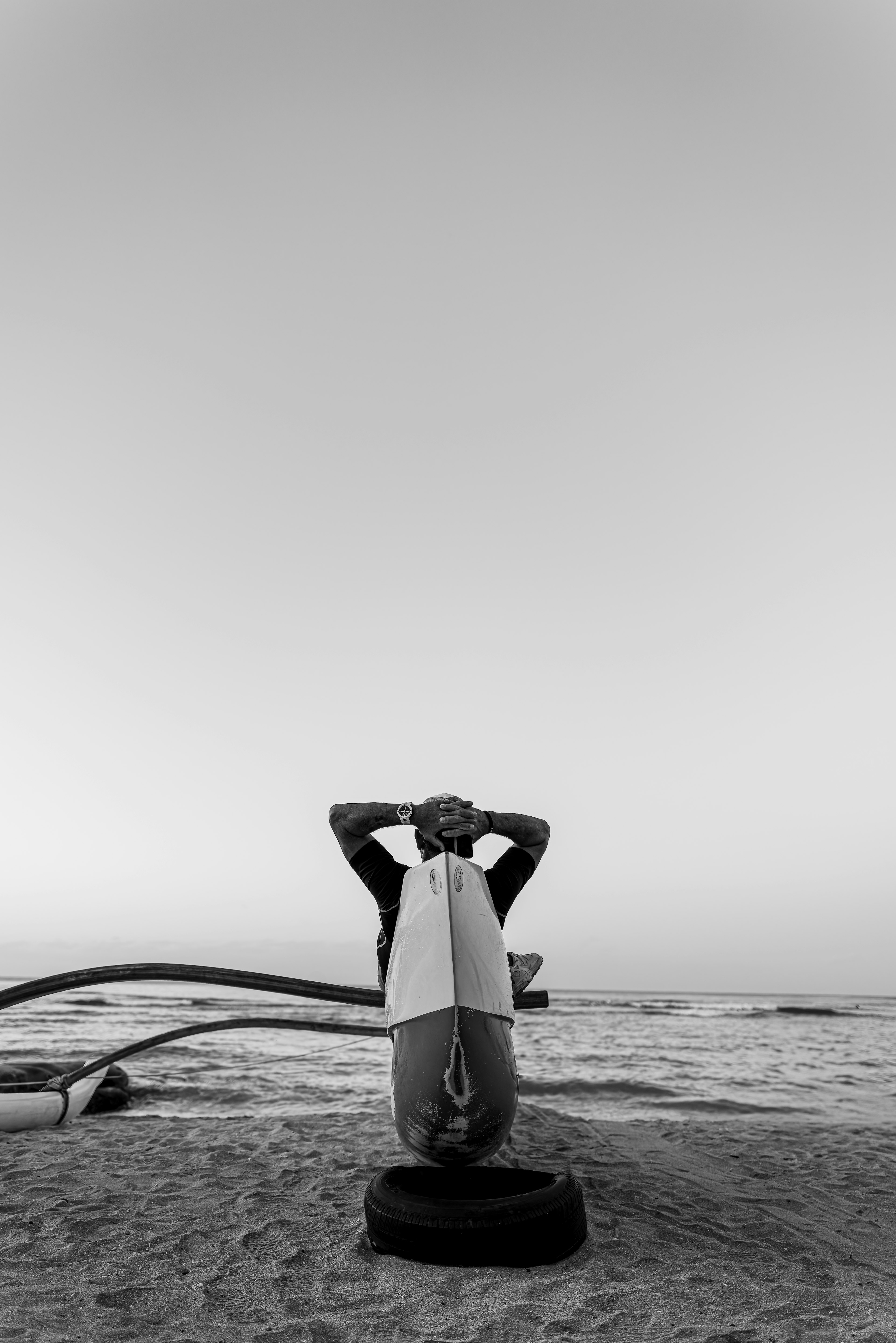 Foto in bianco e nero di una persona che si rilassa sulla spiaggia