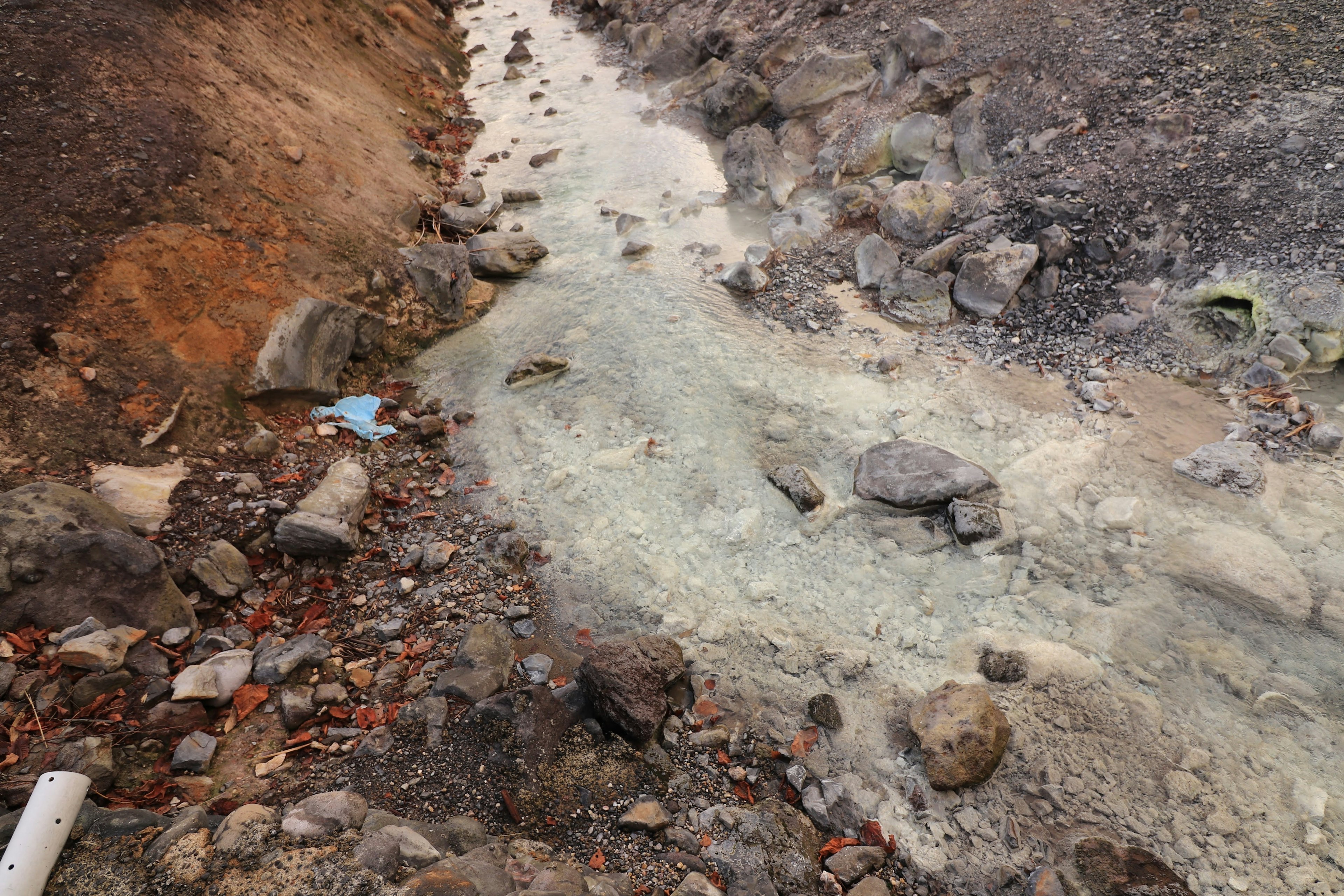 Paisaje con flujo de tierra y piedras dispersas