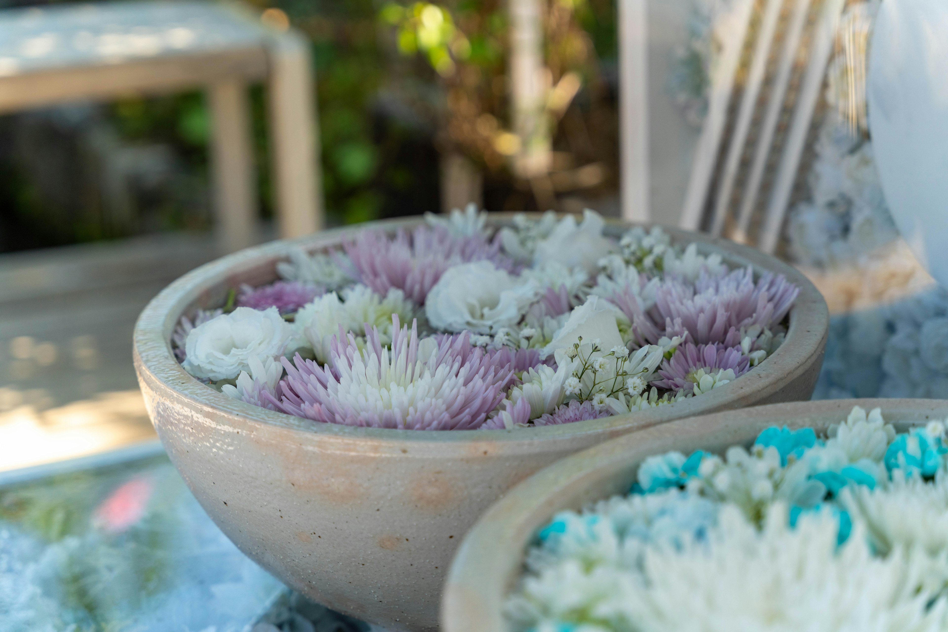 Primer plano de un gran cuenco lleno de flores flotantes