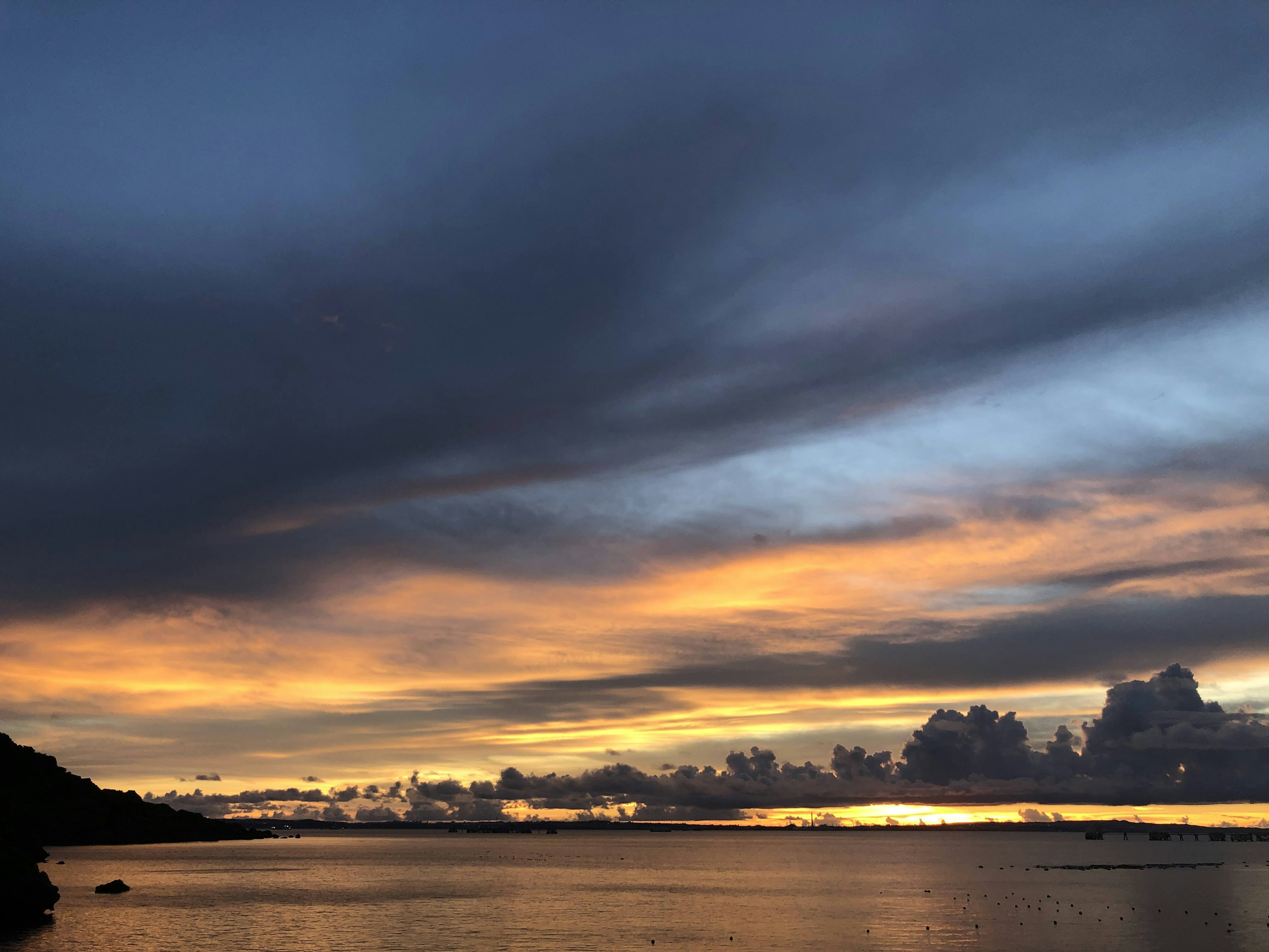 Vista panoramica del cielo al tramonto che si riflette sulla superficie dell'acqua calma