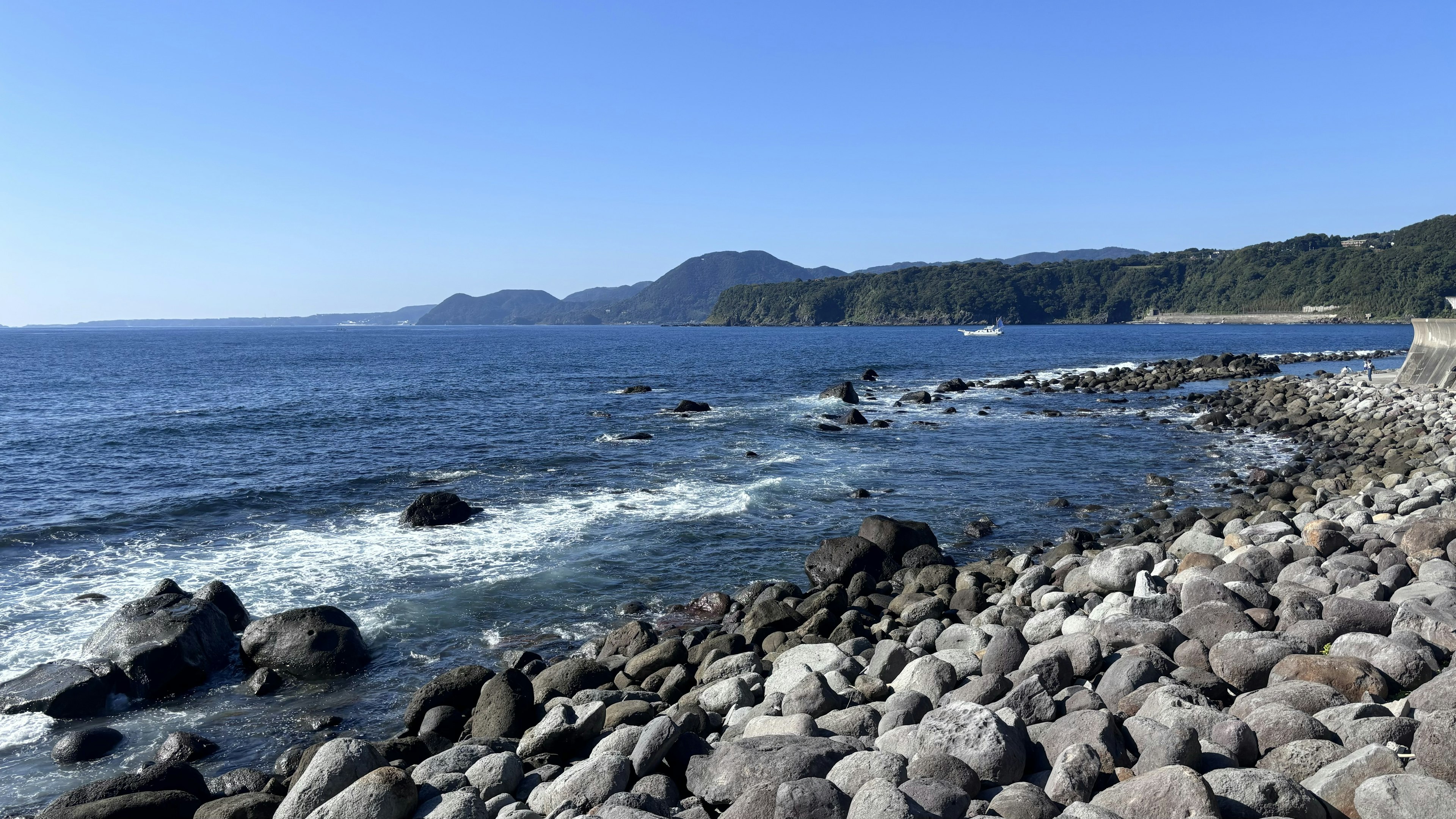 Vue panoramique de l'océan bleu et de la plage rocheuse