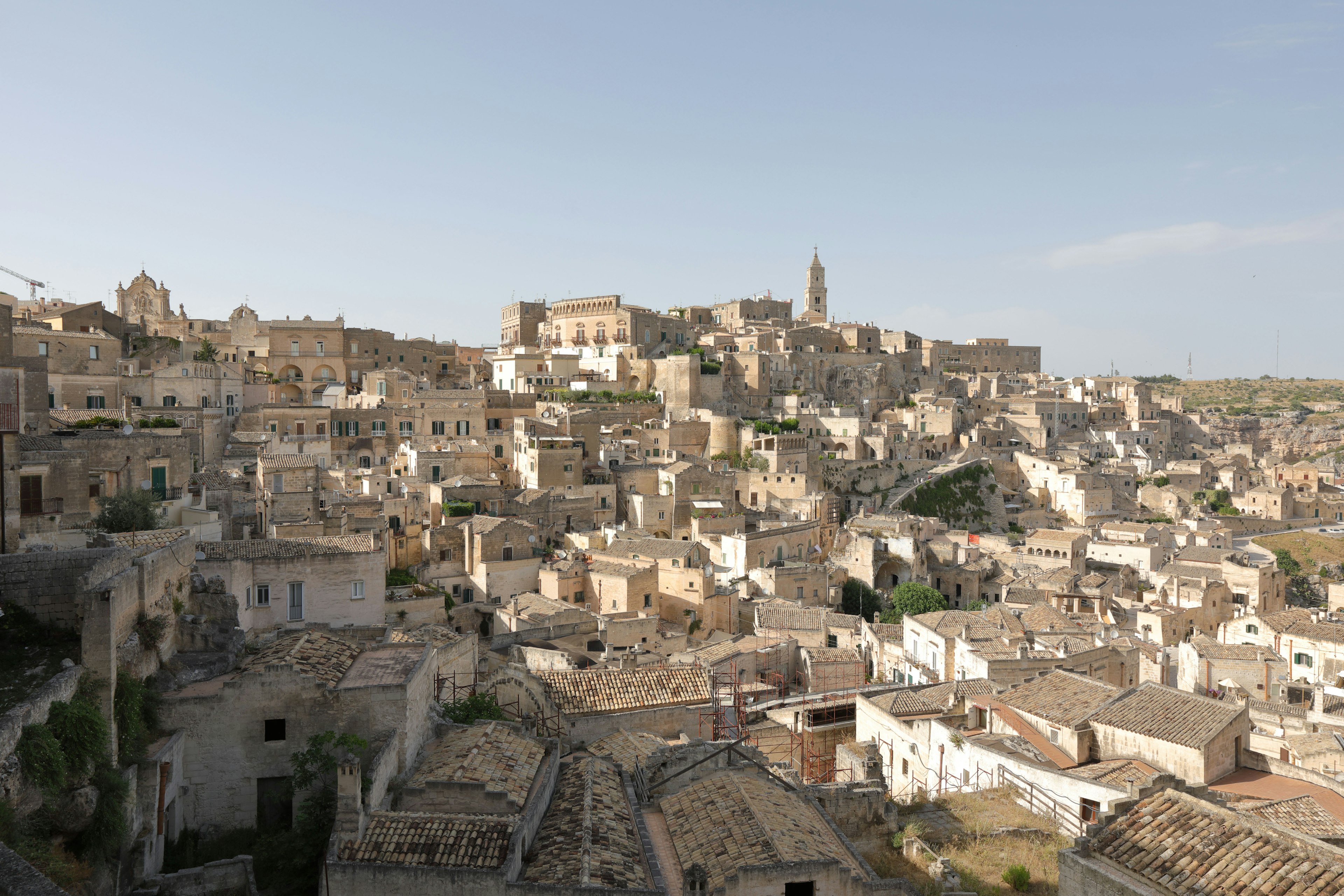 Vista panoramica di antichi edifici in pietra in una città collinare