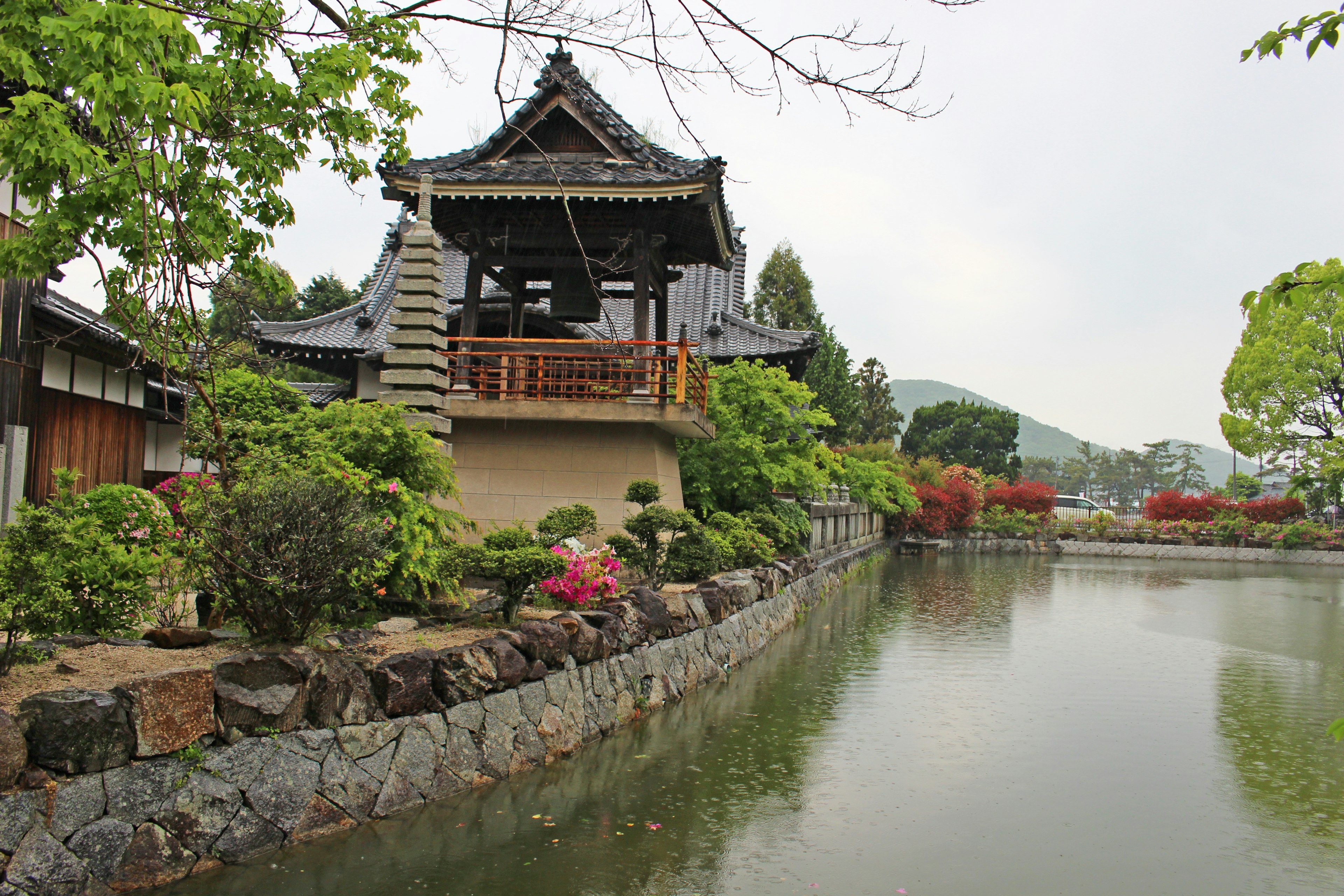 Edificio japonés tradicional rodeado de un hermoso jardín y un estanque