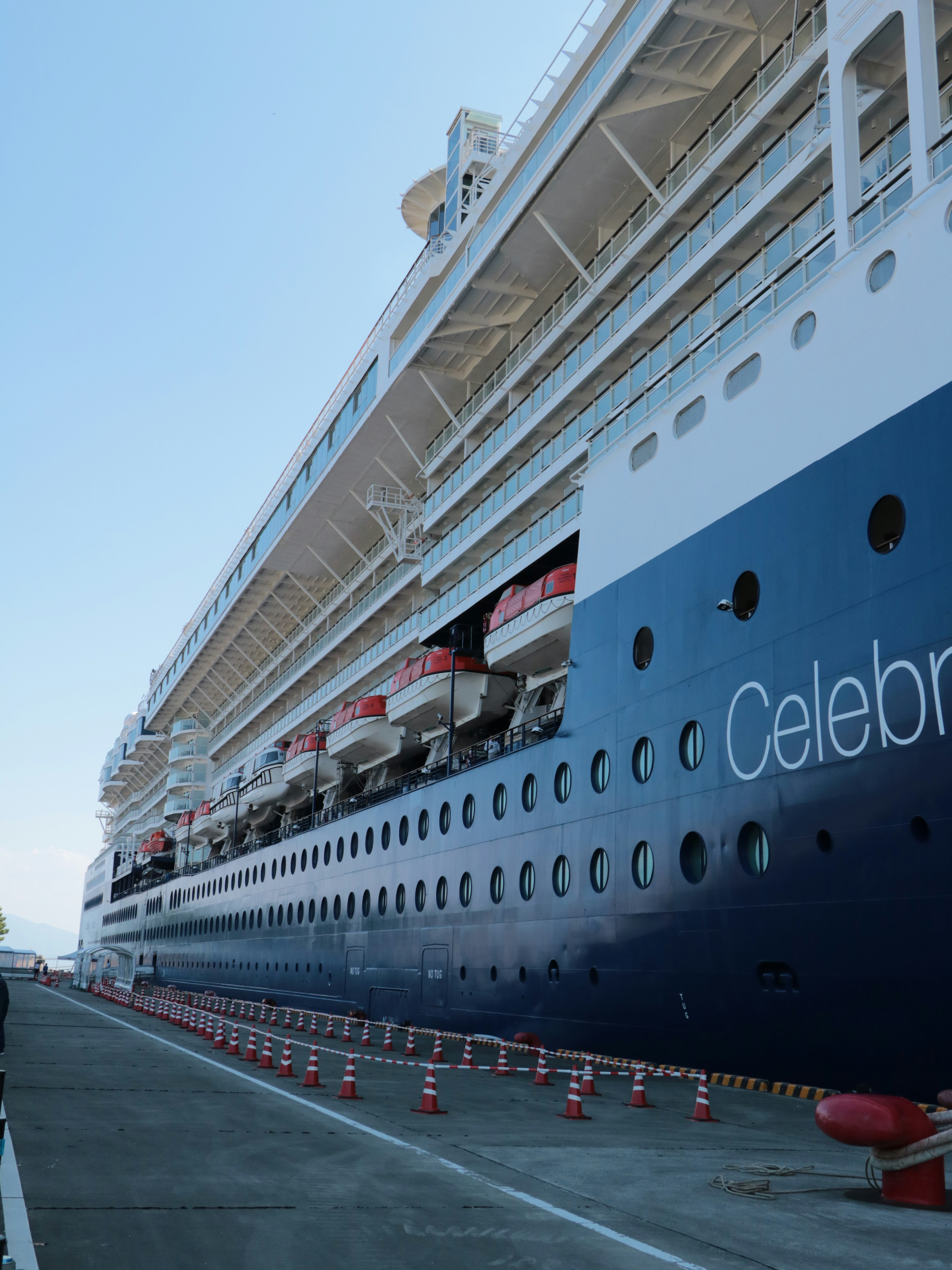 Kreuzfahrtschiff Celebrity im Hafen festgemacht