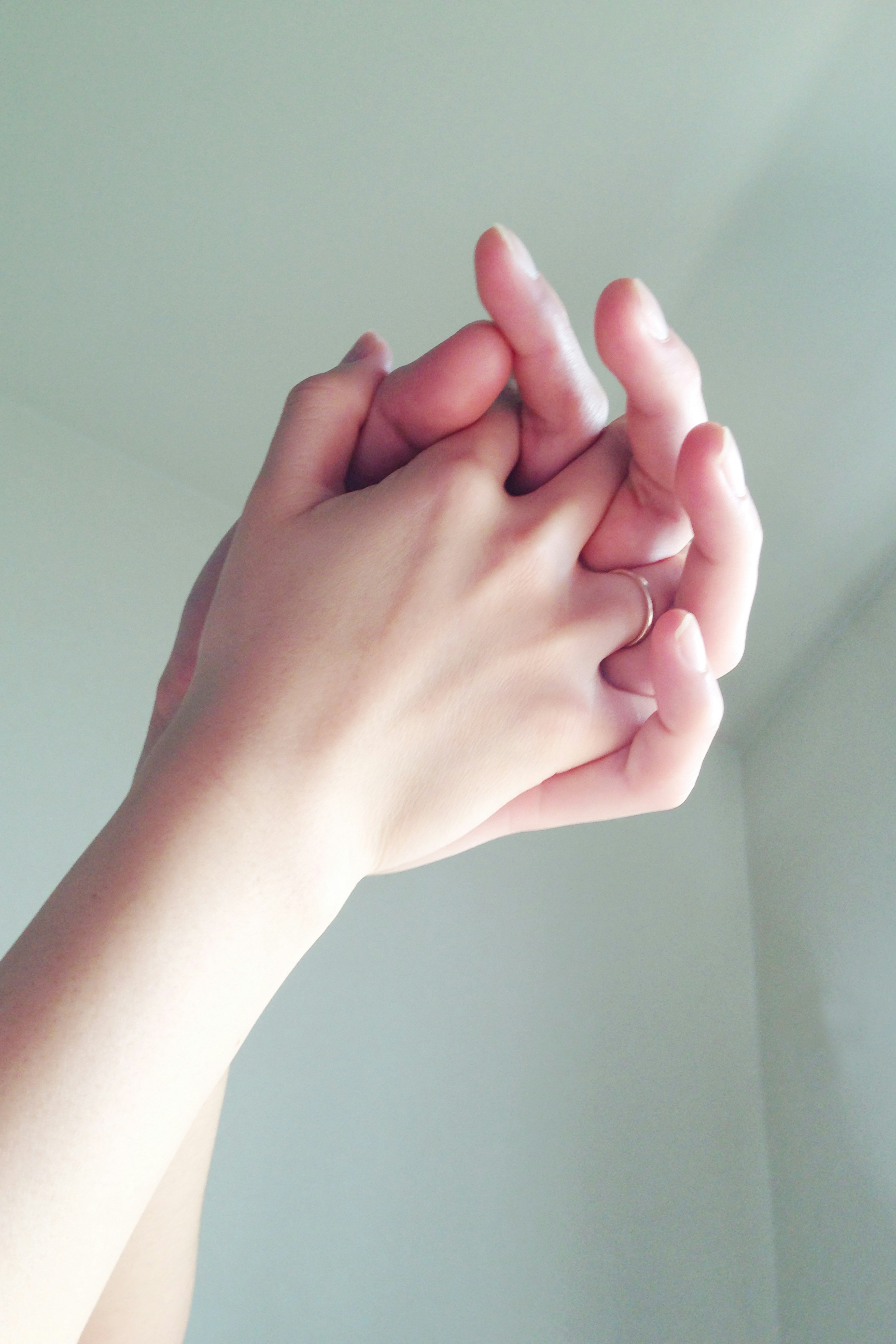 สองมือที่พันกันในองค์ประกอบที่เรียบง่ายและสวยงาม