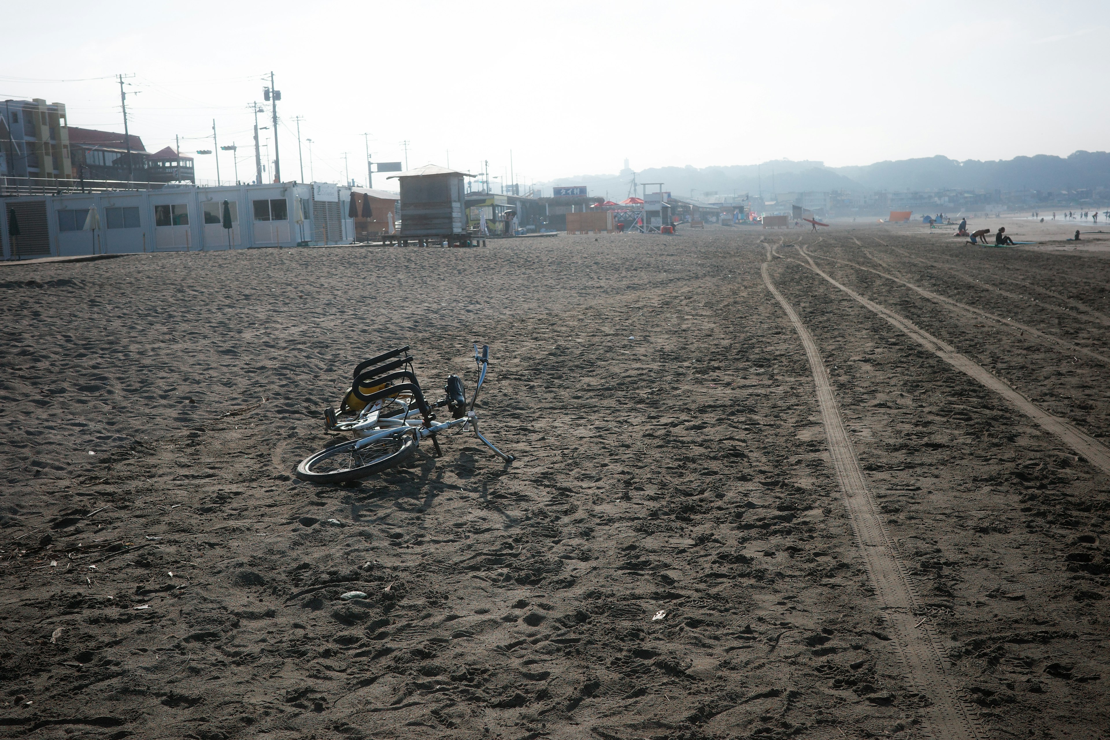 Chaise abandonnée sur une plage de sable avec un paysage lointain