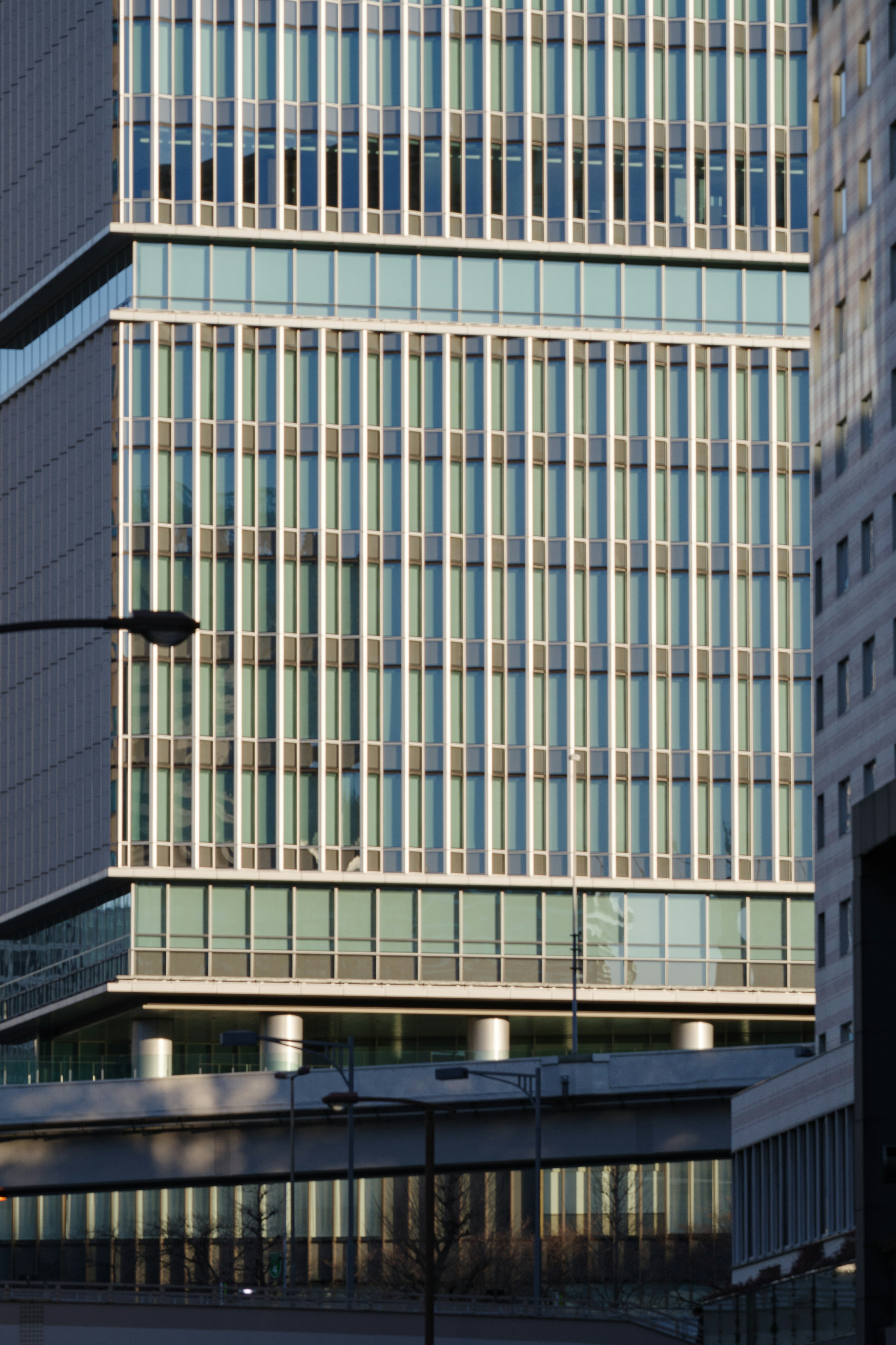 Façade d'un bâtiment moderne avec de grandes fenêtres et un design linéaire