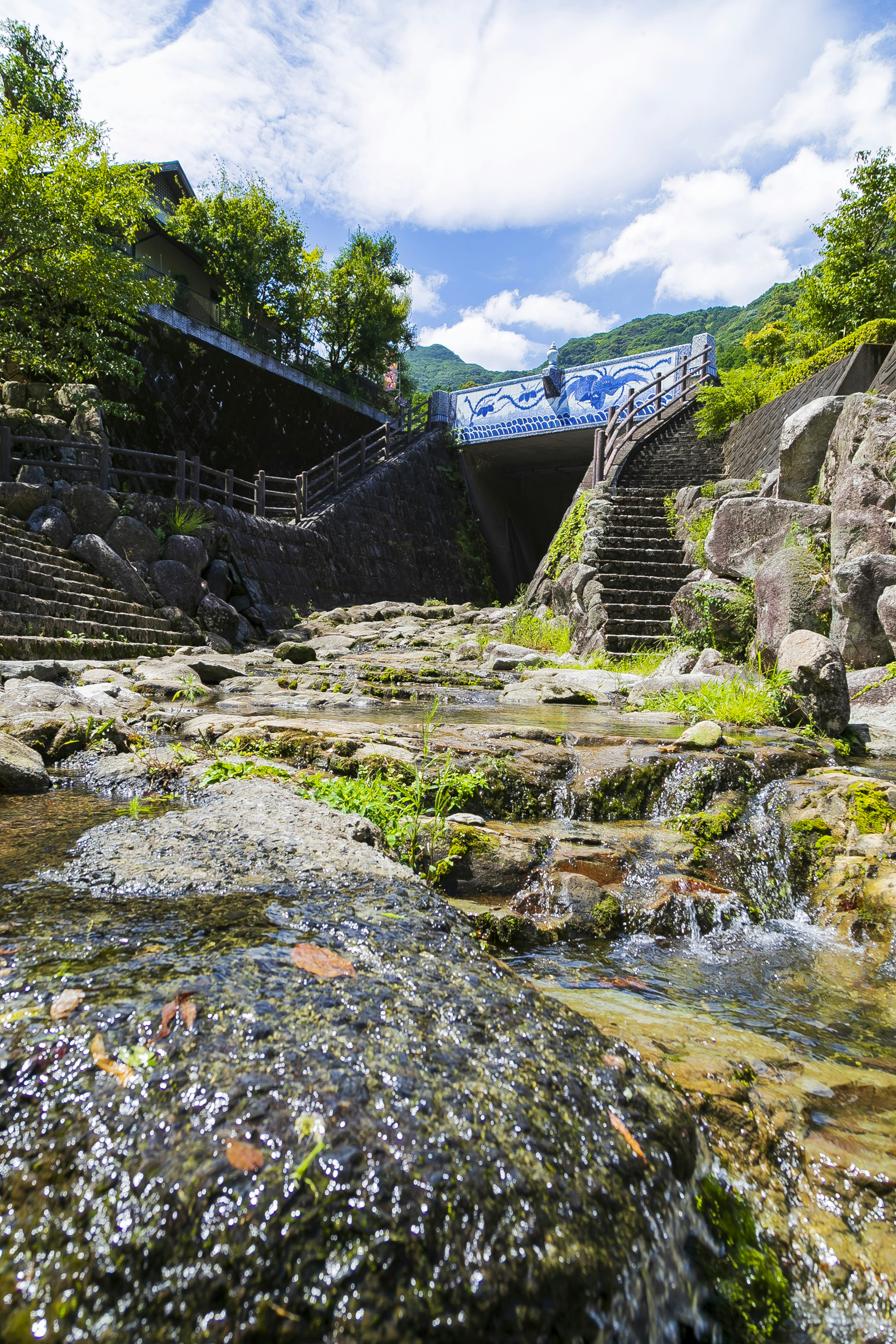 Una hermosa escena natural con un río que fluye y escaleras de piedra