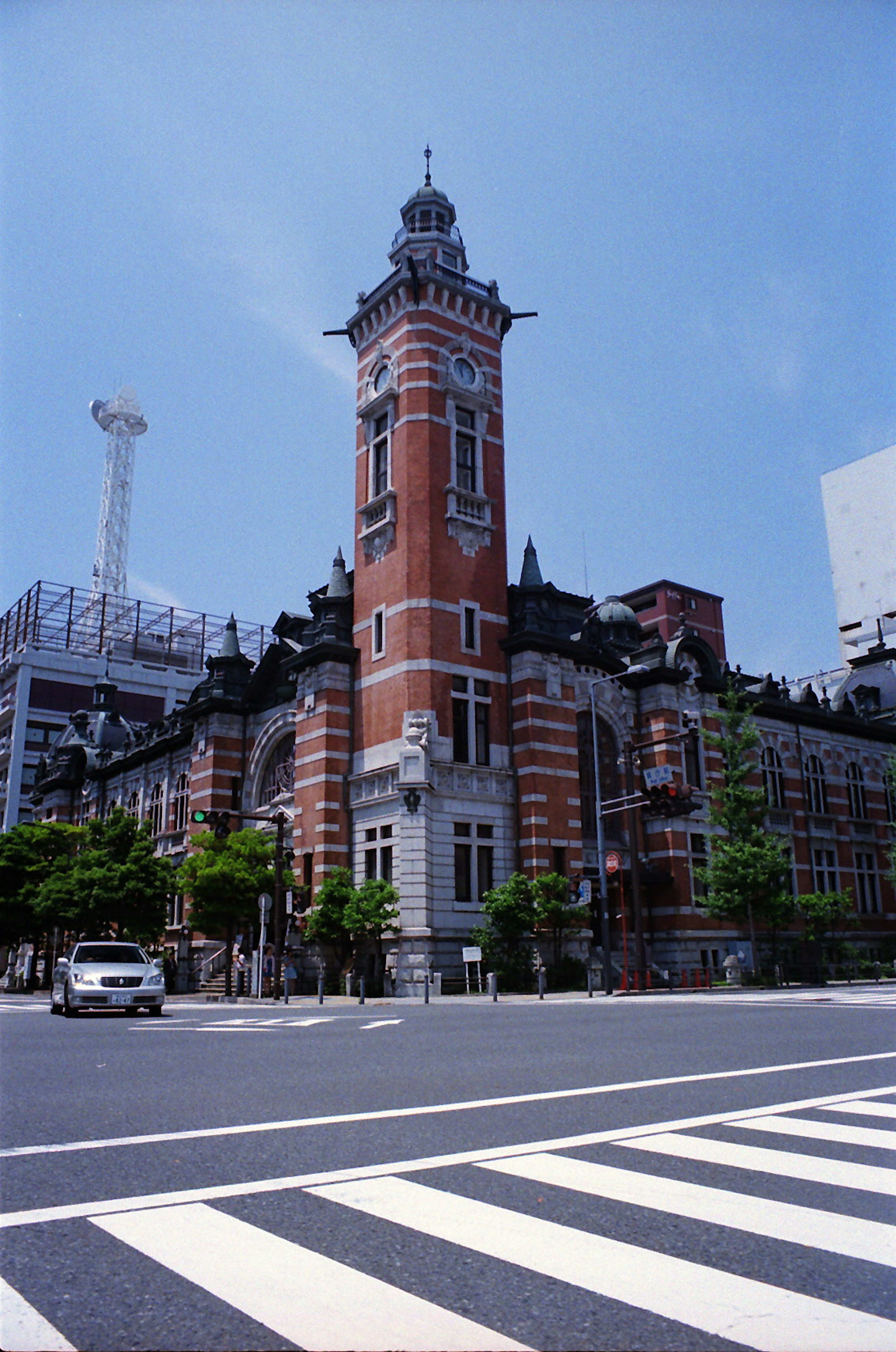 Schönes Gebäude mit rotem Backsteinturm und blauem Himmel