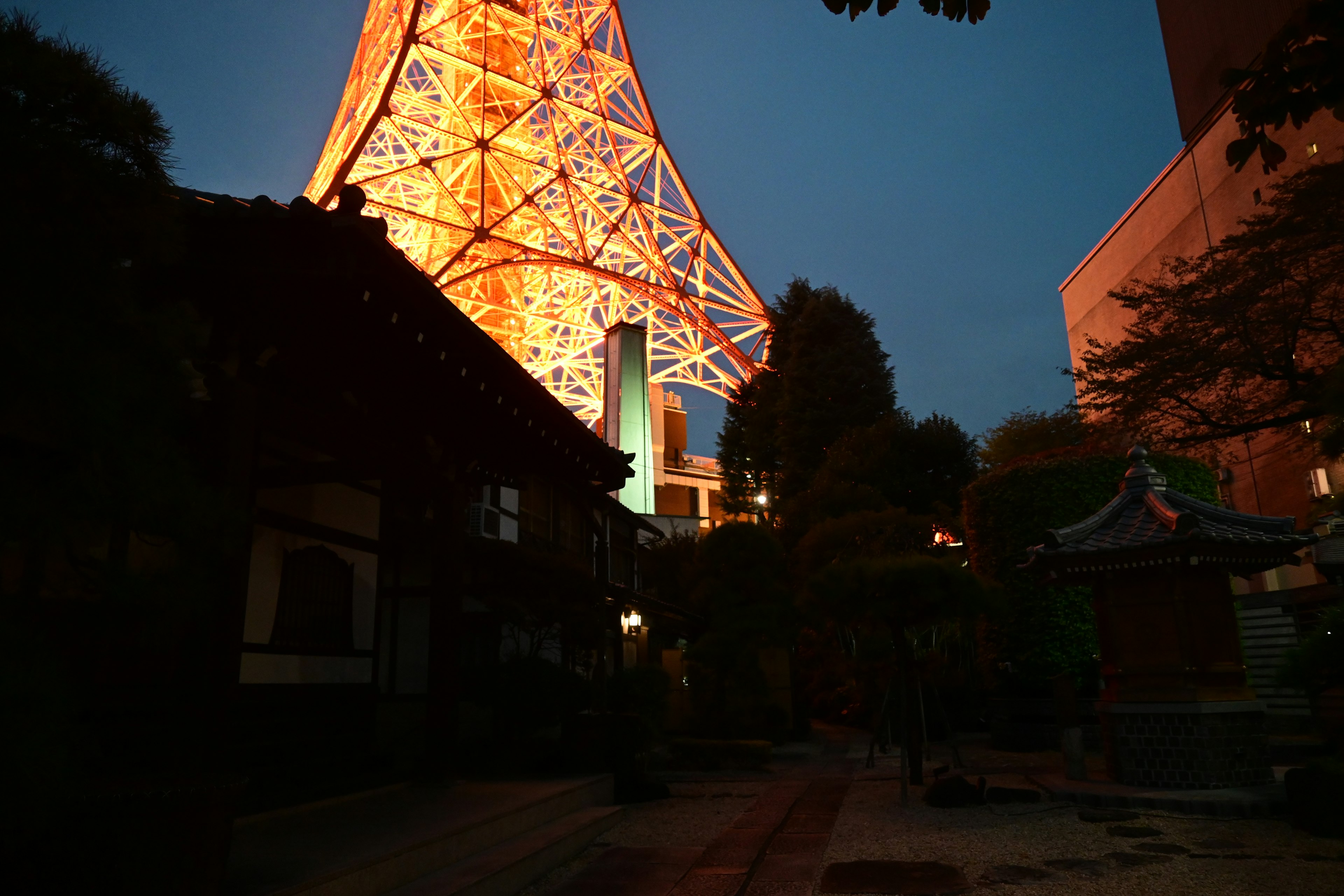 東京タワーの夜景と日本の伝統的な建物