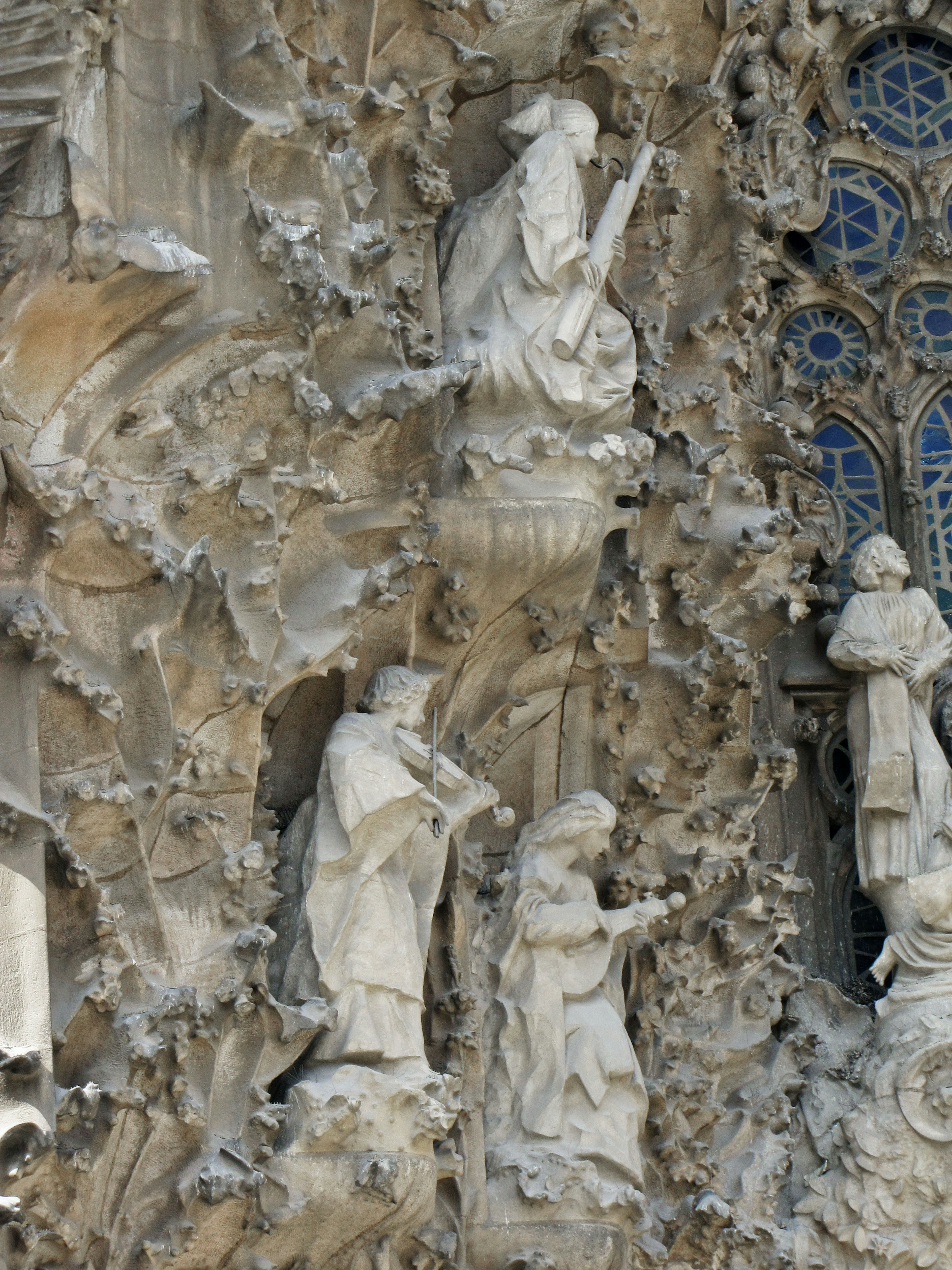 Immagine dettagliata delle sculture della Sagrada Familia che raffigurano figure sulla parete