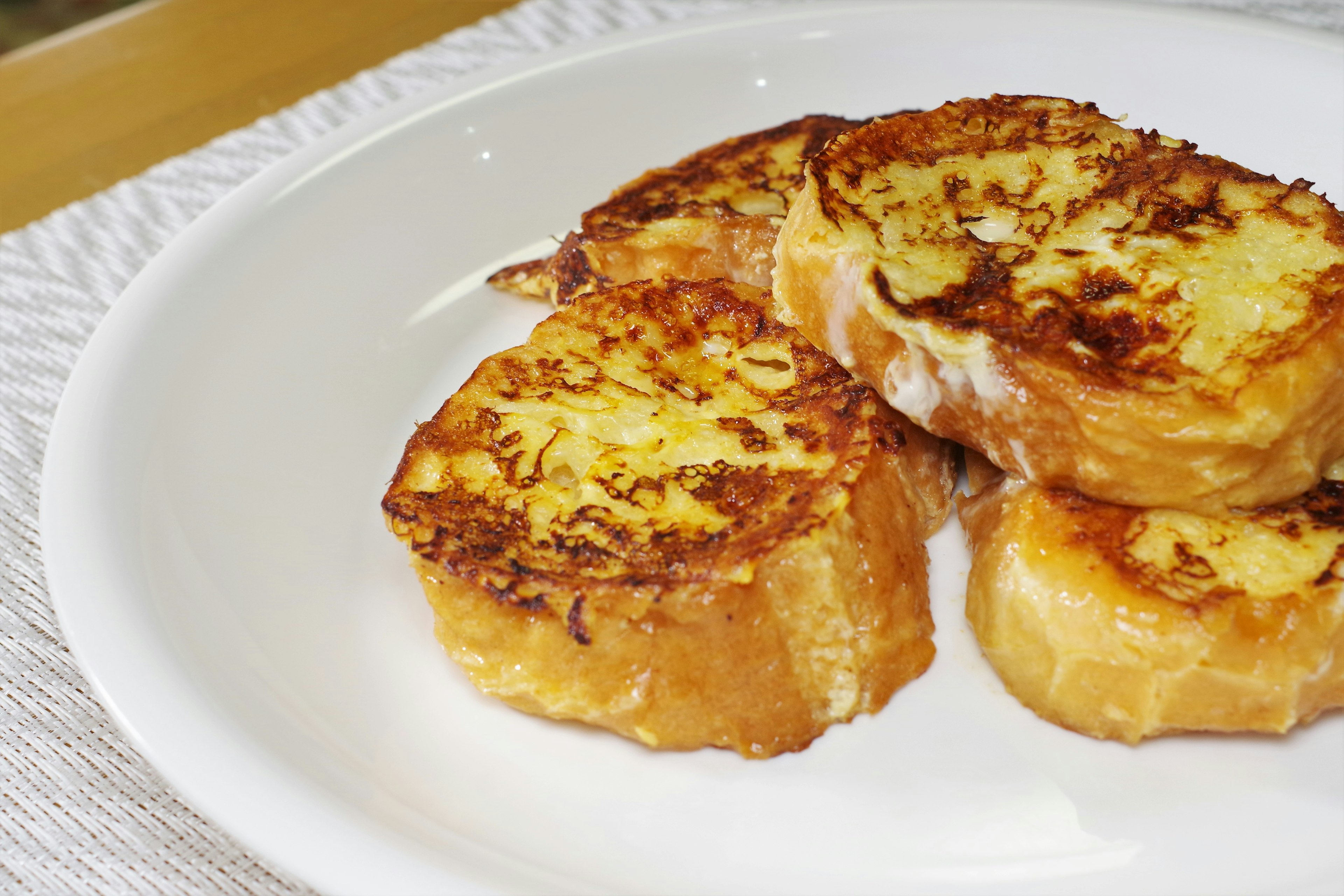 Delicioso pan francés servido en un plato blanco