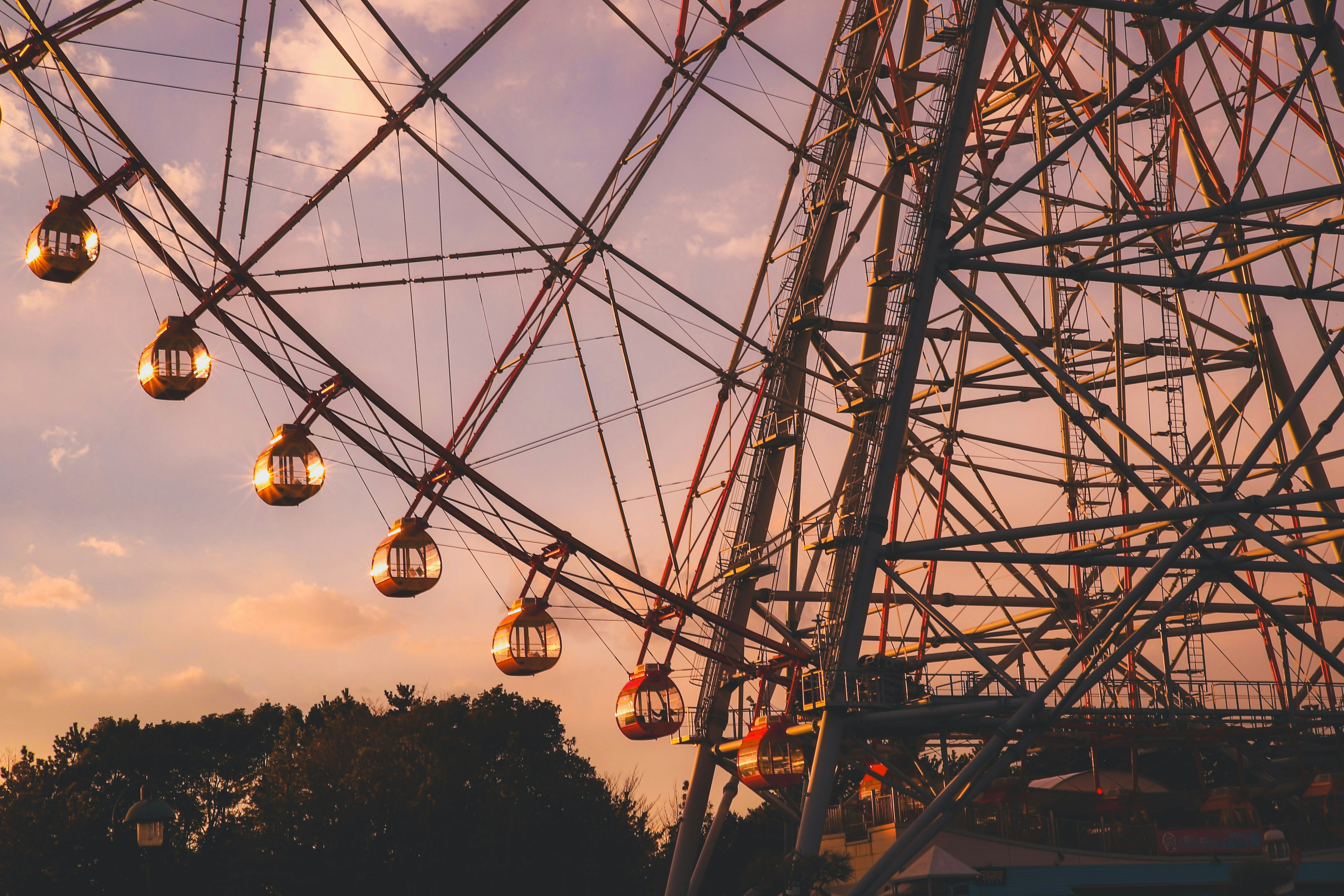 Structure de grande roue avec lumières au coucher du soleil