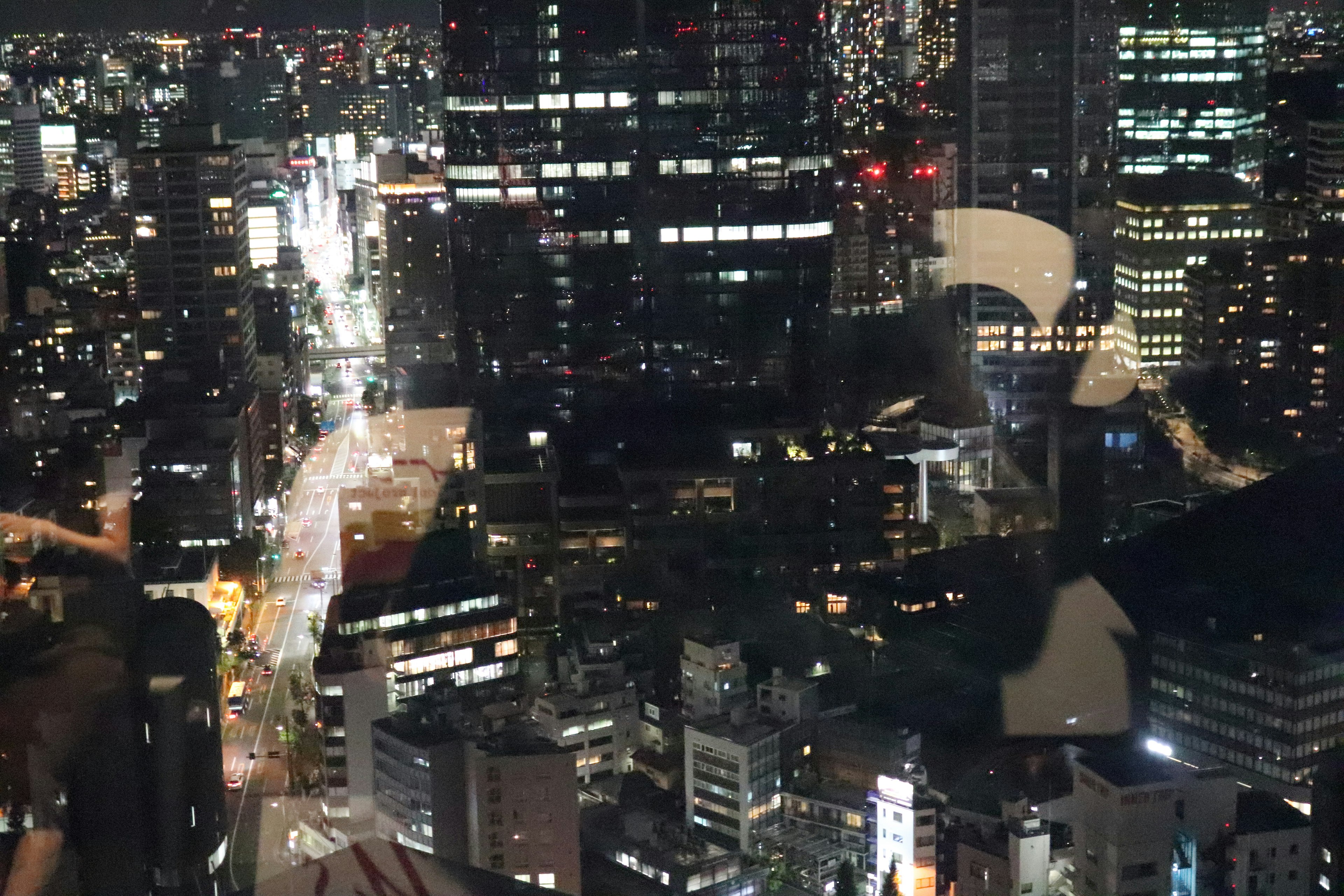 Pemandangan kota malam Tokyo dengan cahaya terang dari gedung pencakar langit