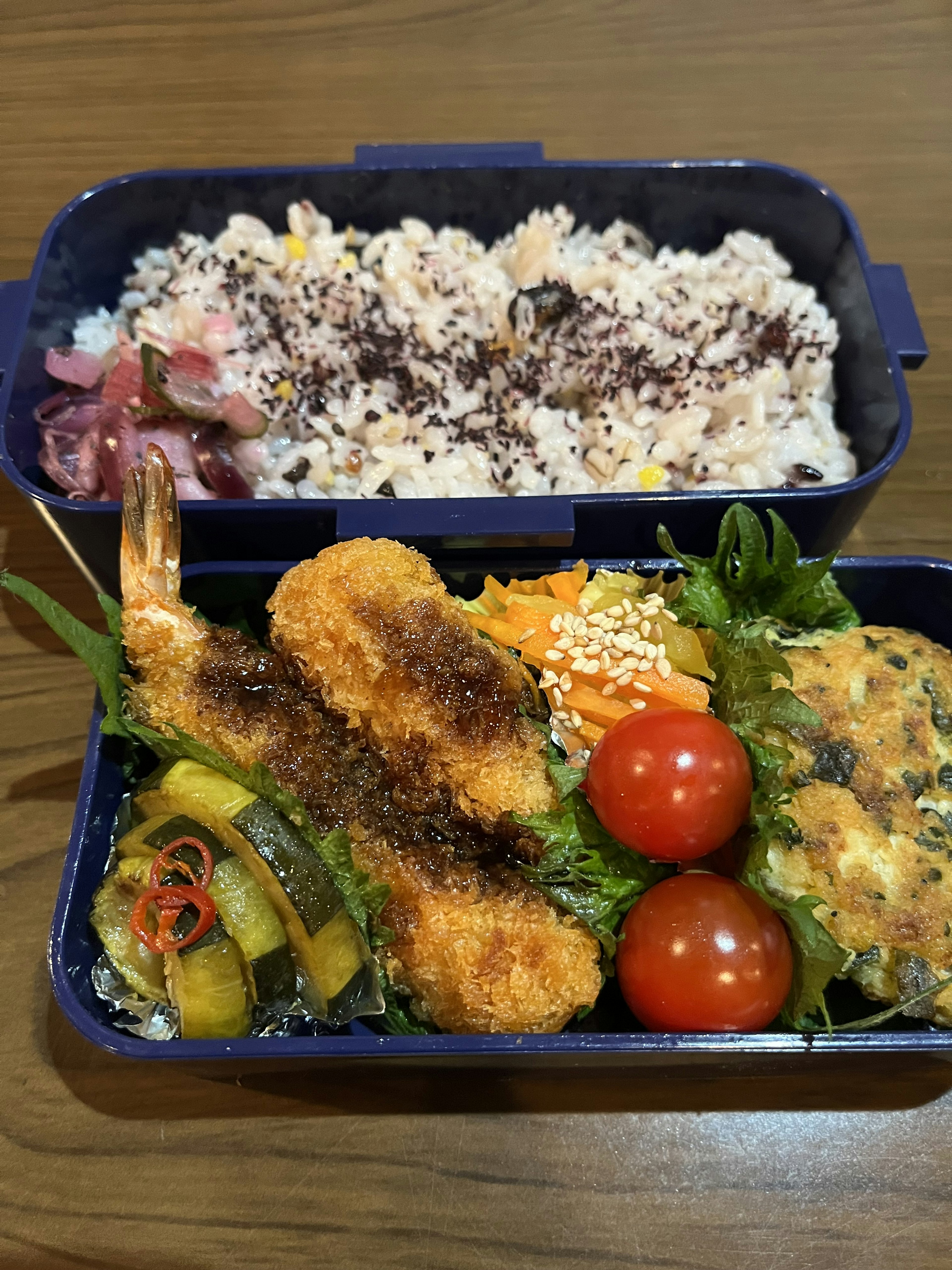 Delizioso bento con gamberi fritti e una varietà di verdure