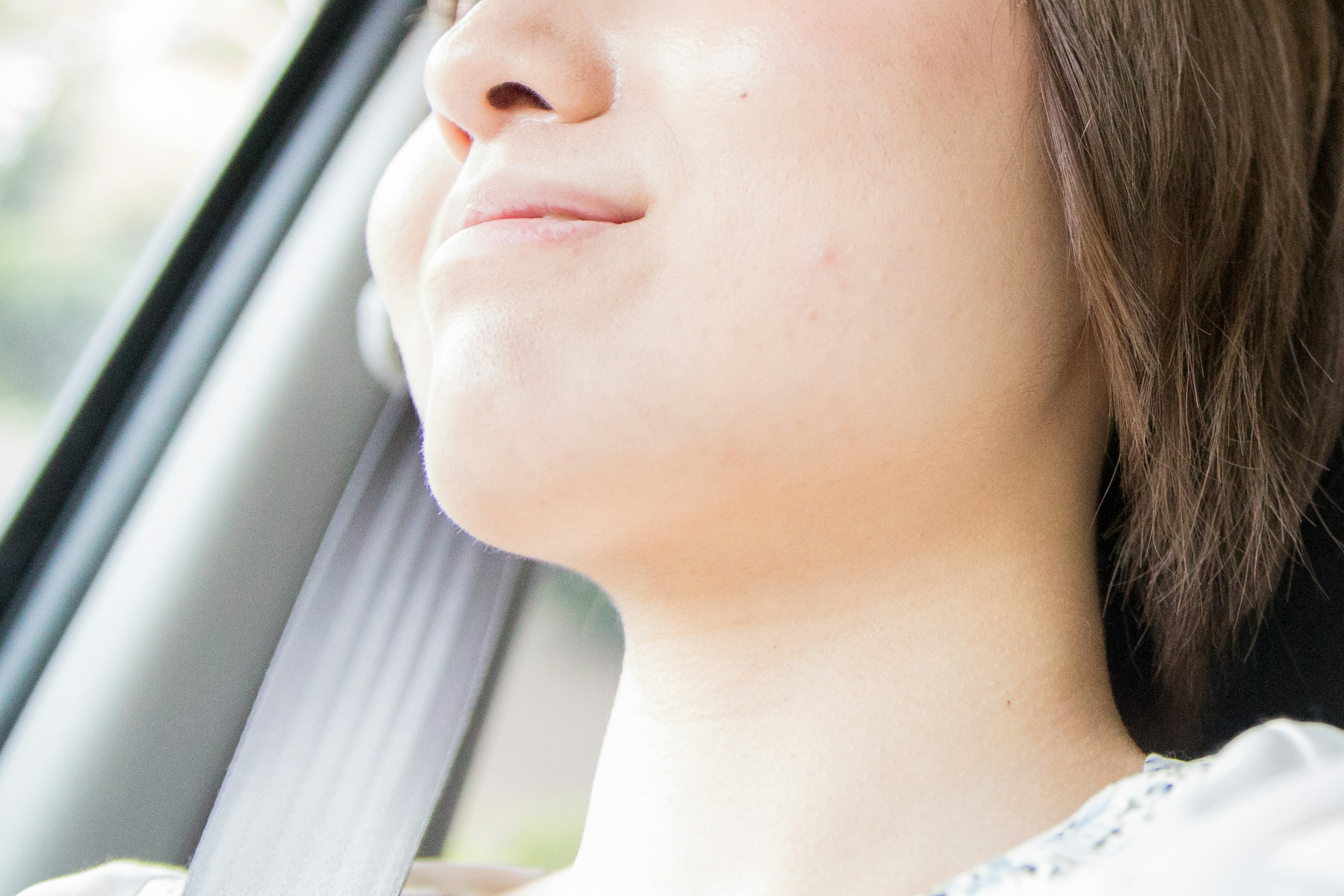 車内で微笑む女性の顔のクローズアップ