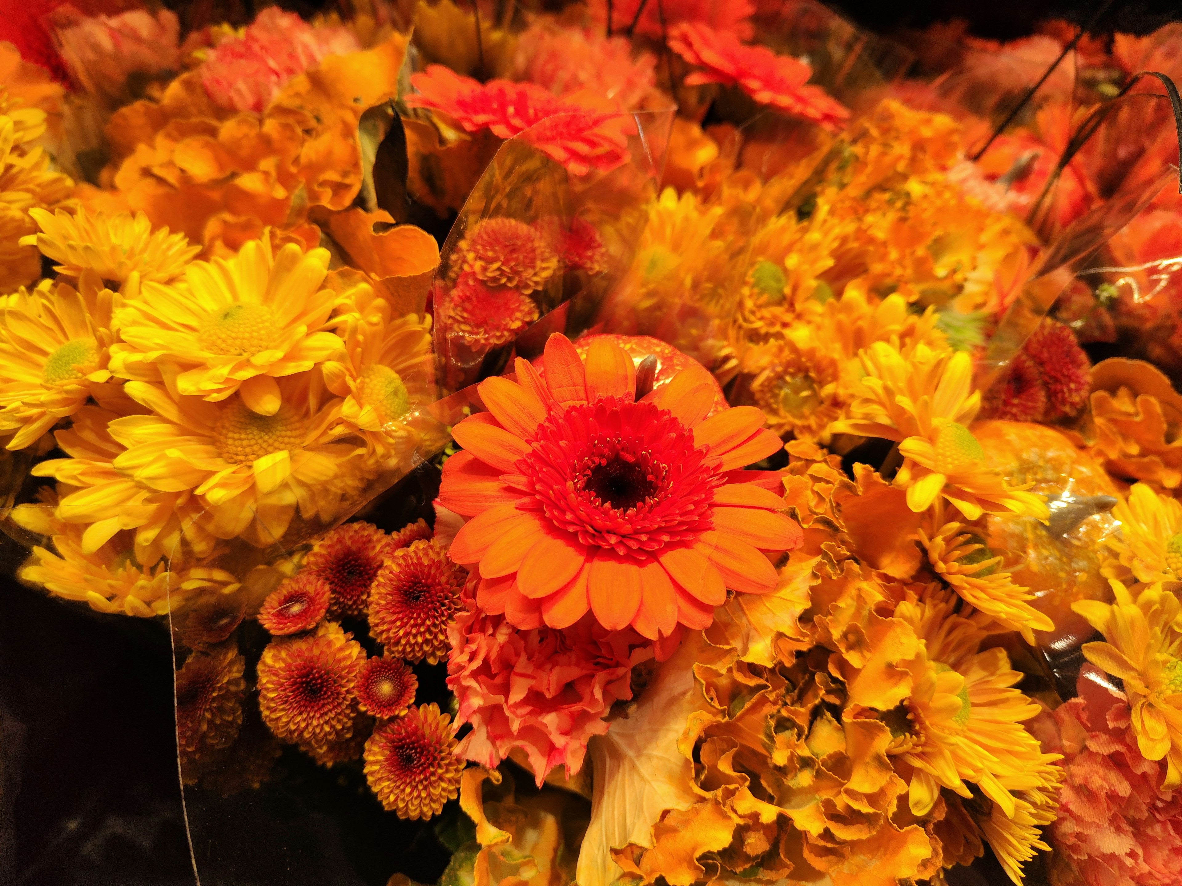 色とりどりの花束 黄色とオレンジの花が豊富に配置されている