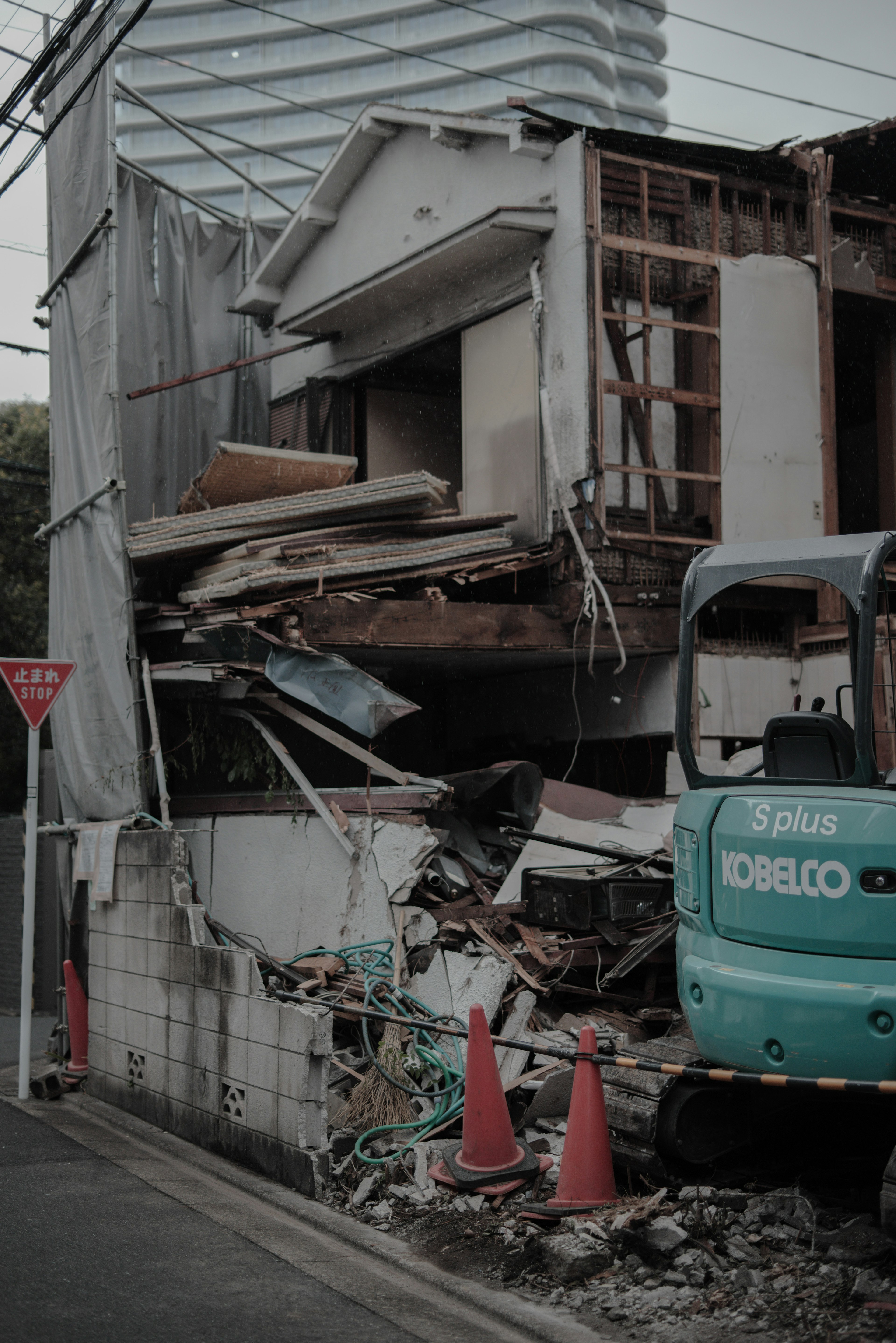 Immagine di un edificio crollato con macchinari edili