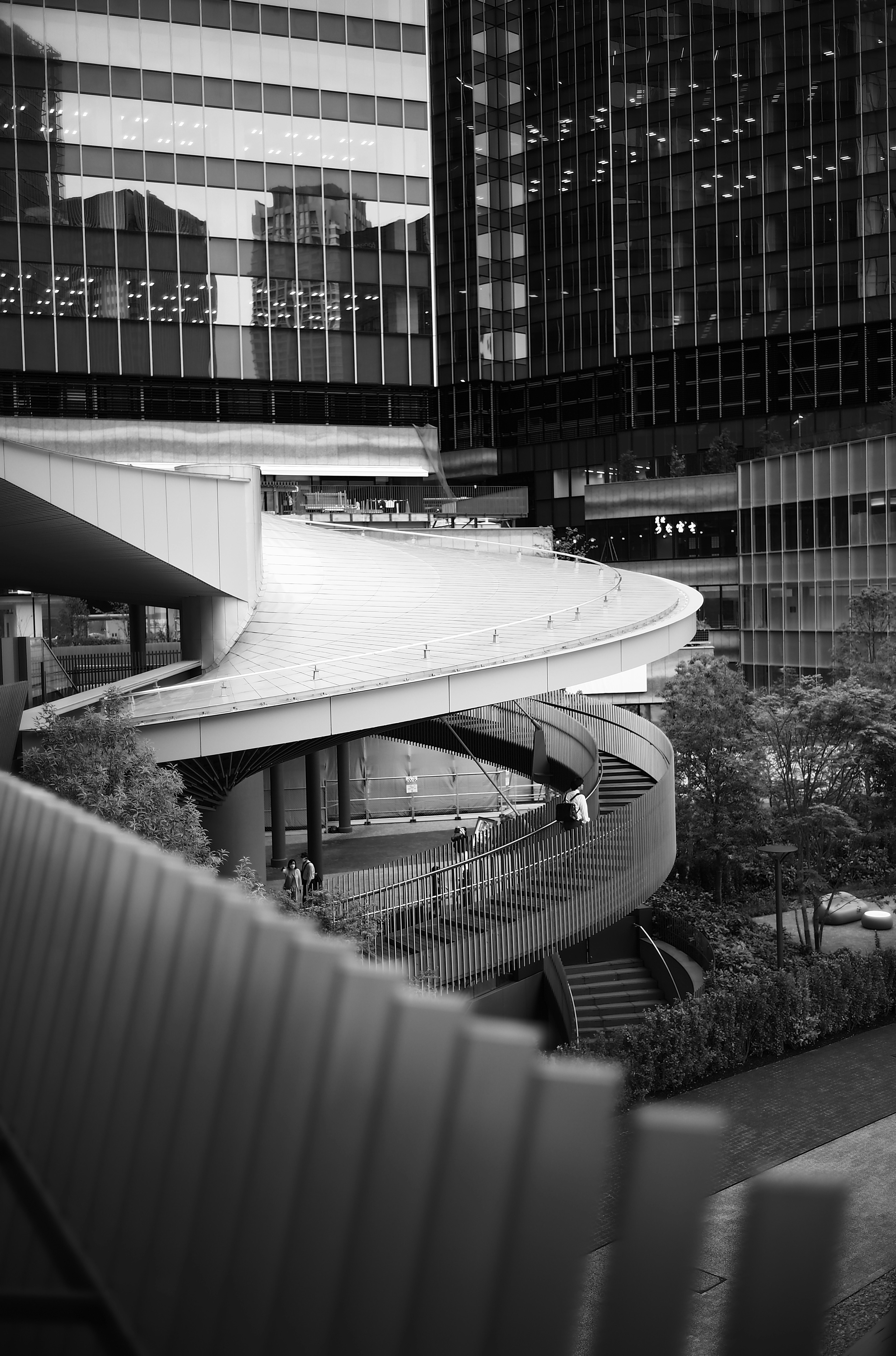 Architecture moderne avec des escaliers courbes dans un paysage urbain