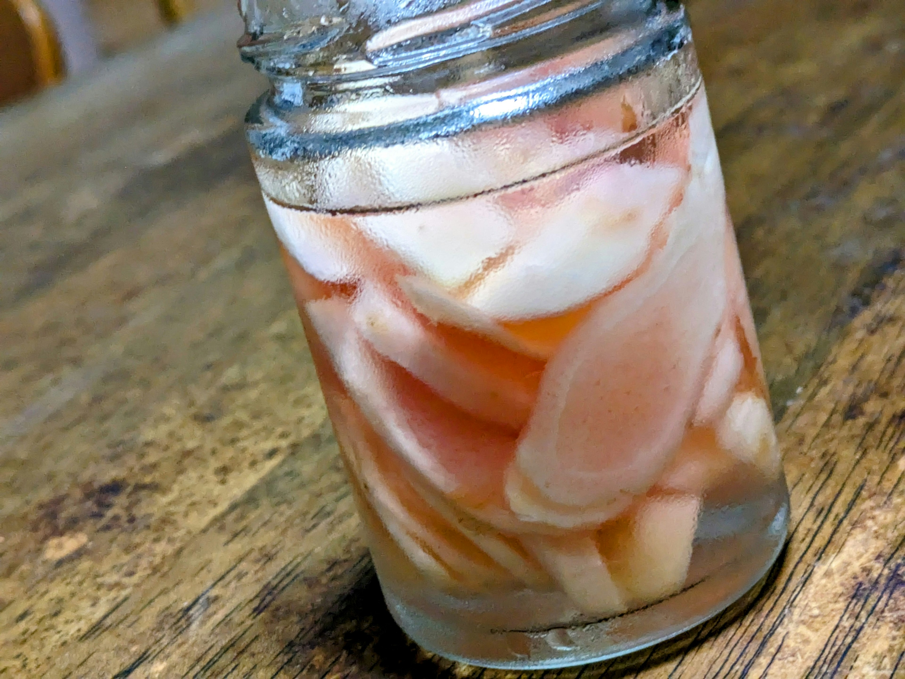 Tarro de vidrio con rodajas de comida rosa