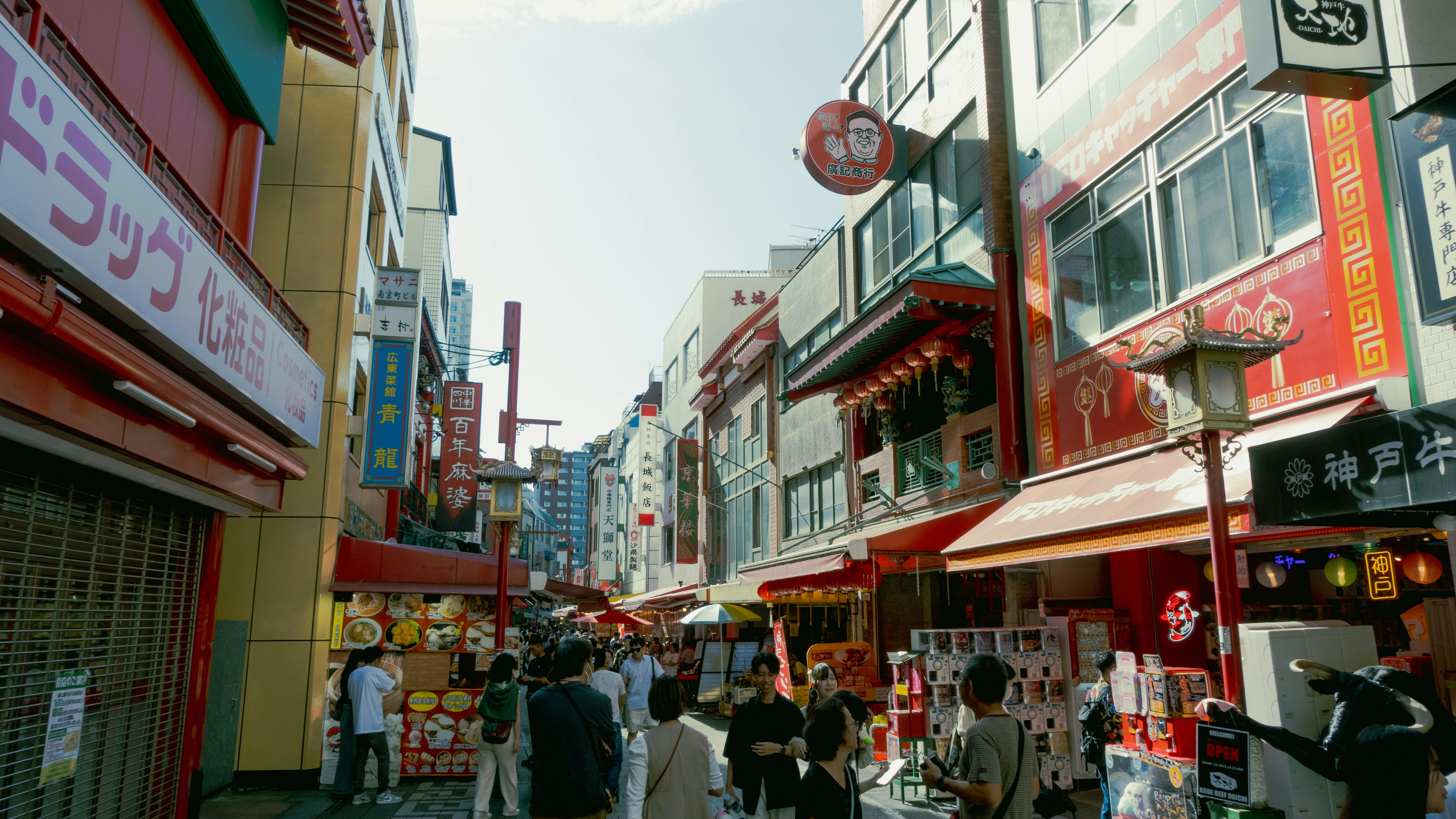 Rue animée bordée de panneaux et de magasins colorés