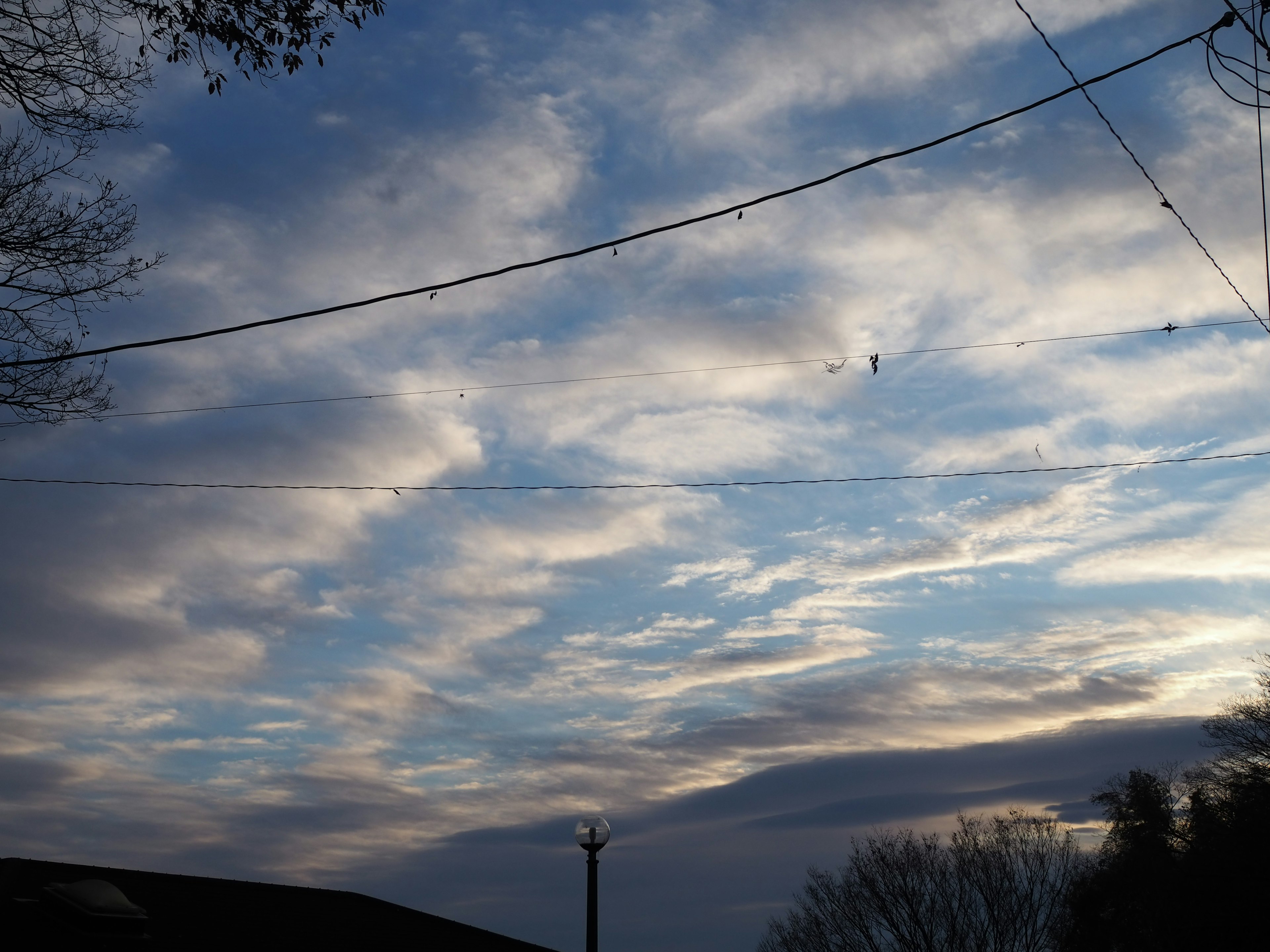 Hermoso cielo con nubes durante el atardecer